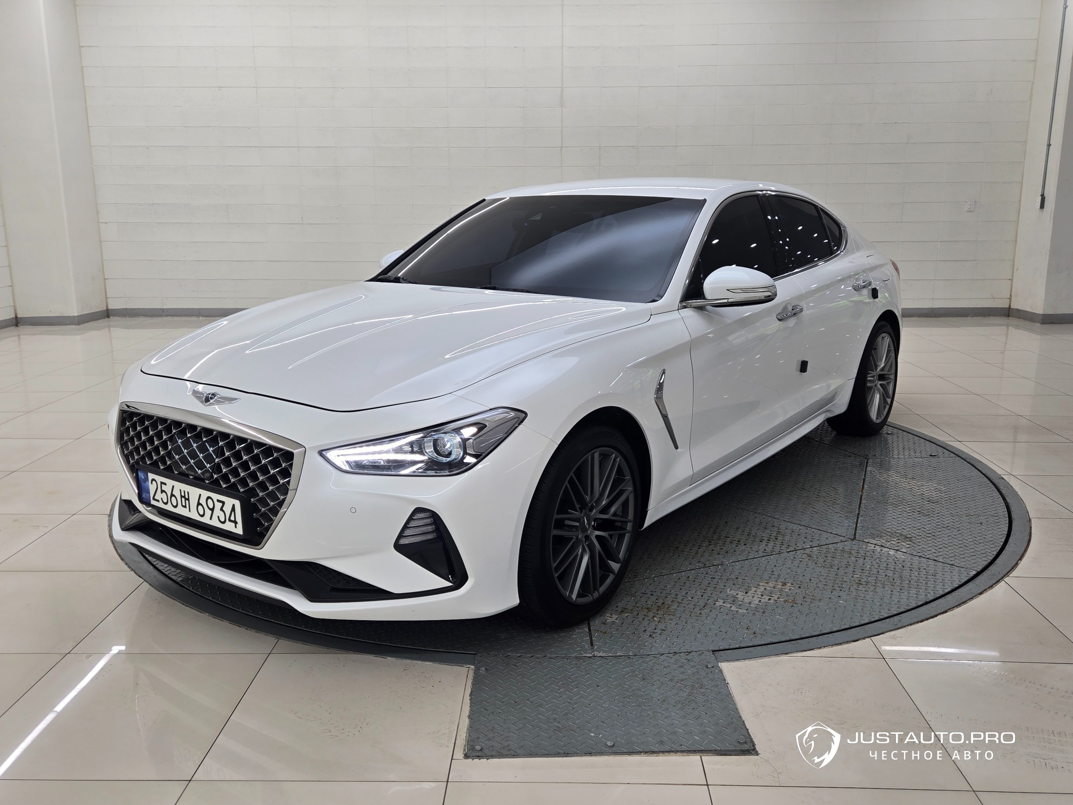 Автомобиль Genesis G70