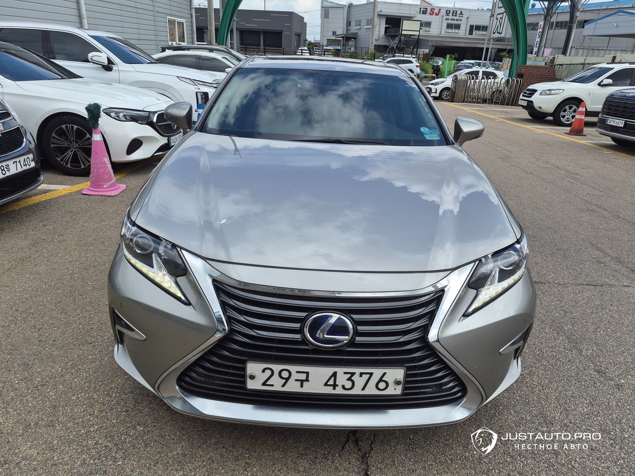 Автомобиль Lexus ES