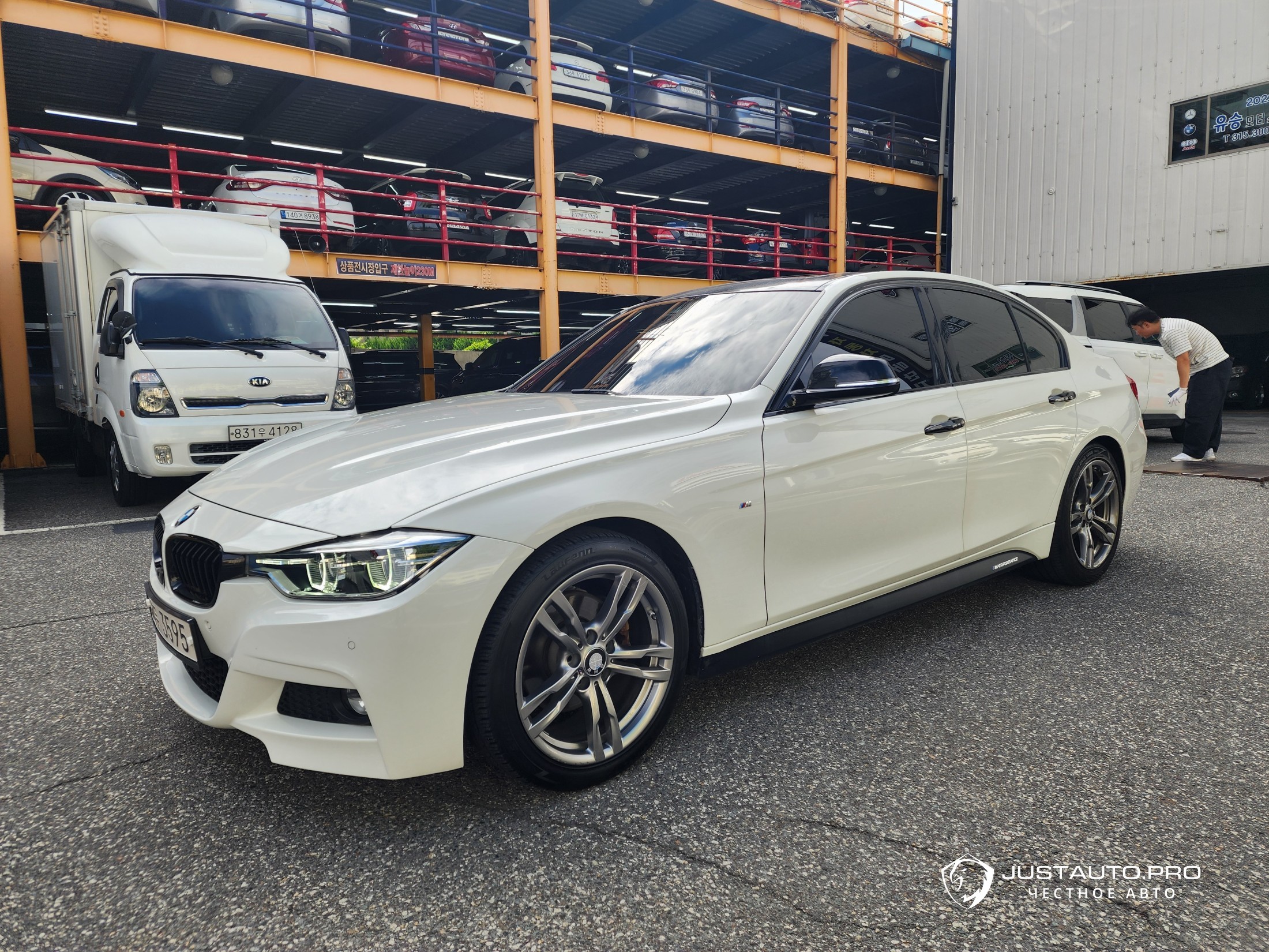 Автомобиль BMW 3-Series