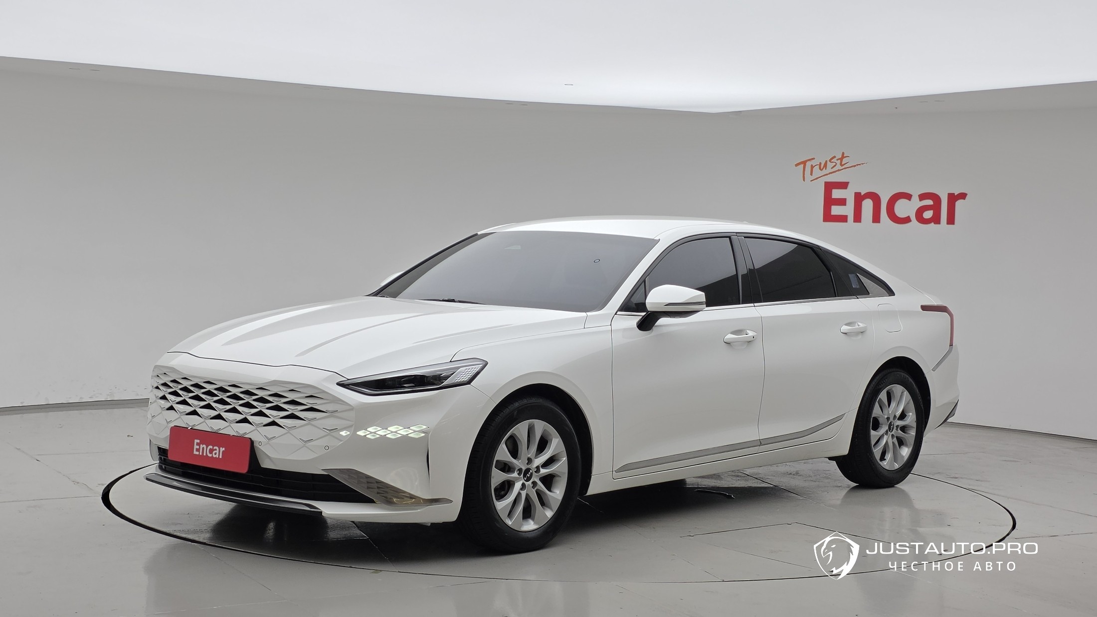 Автомобиль Kia K8