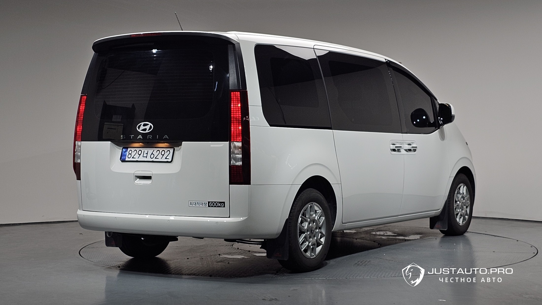 Автомобиль Hyundai Staria