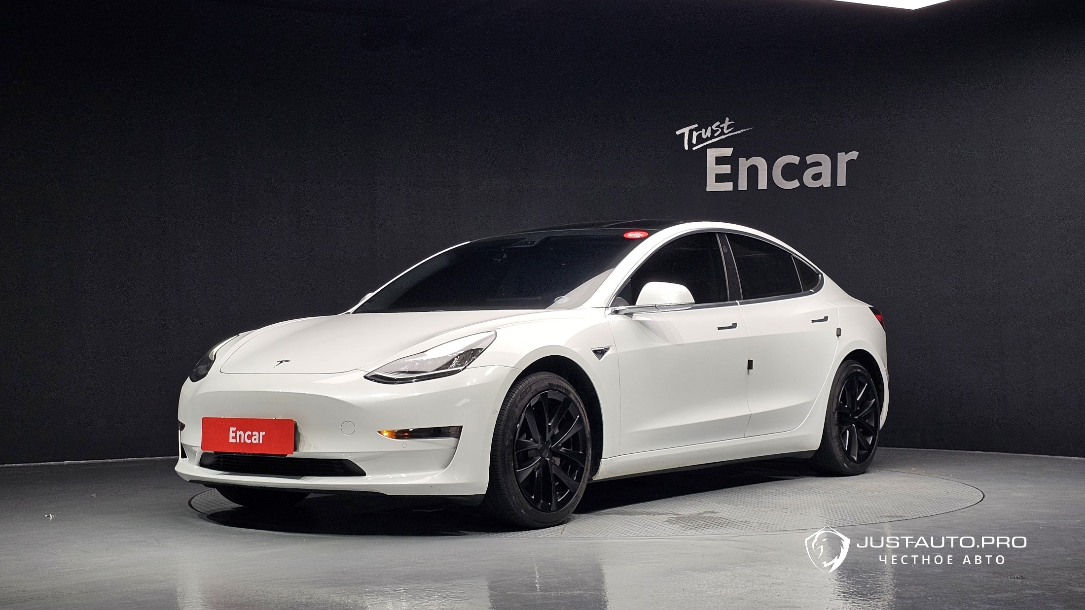 Автомобиль Tesla Model 3