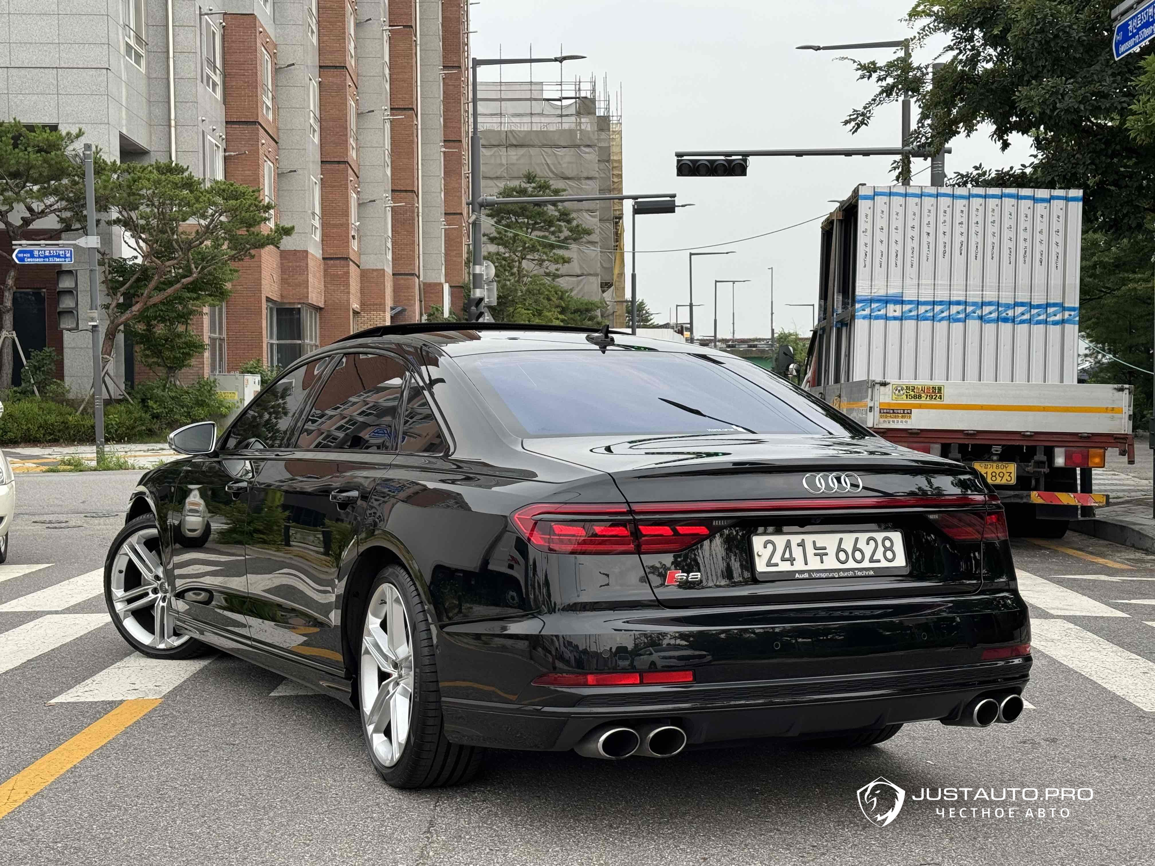 Автомобиль Audi S8