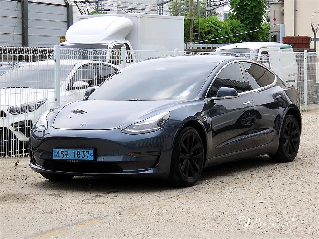 Автомобиль Tesla Model 3