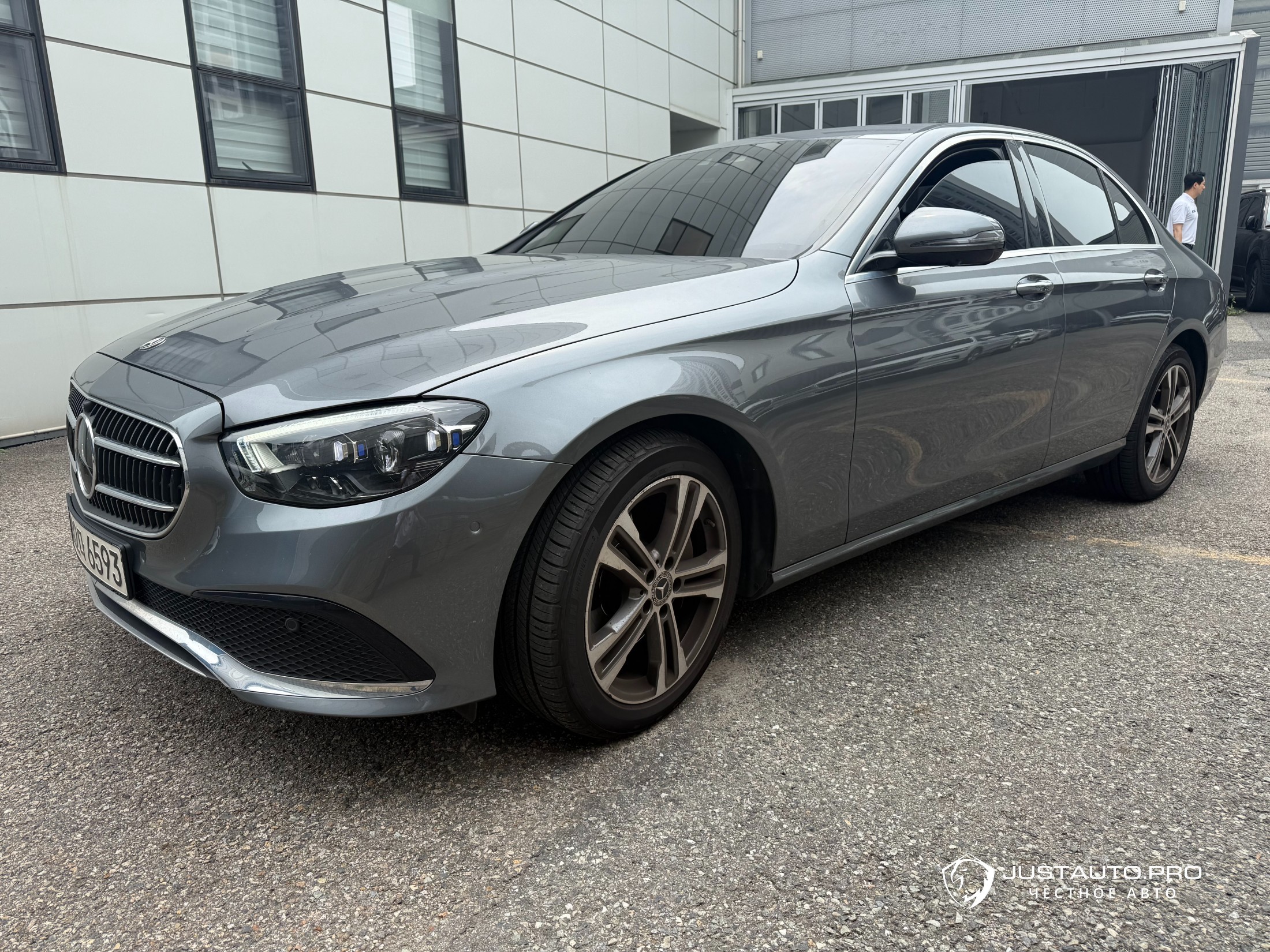Автомобиль Mercedes-Benz E-Class