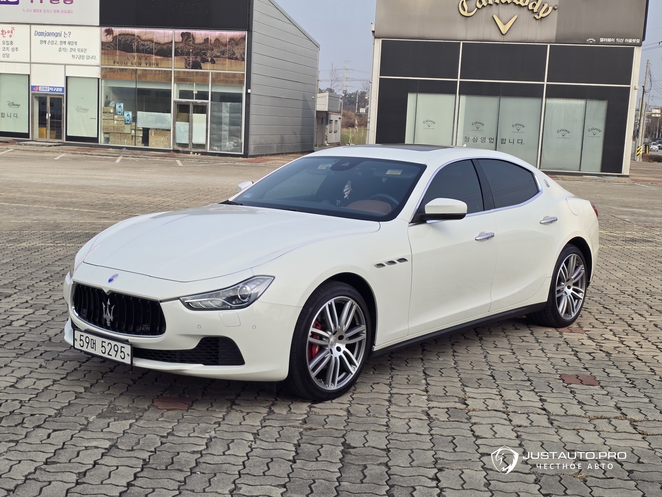 Автомобиль Maserati Ghibli