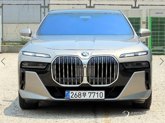 Автомобиль BMW 7-Series