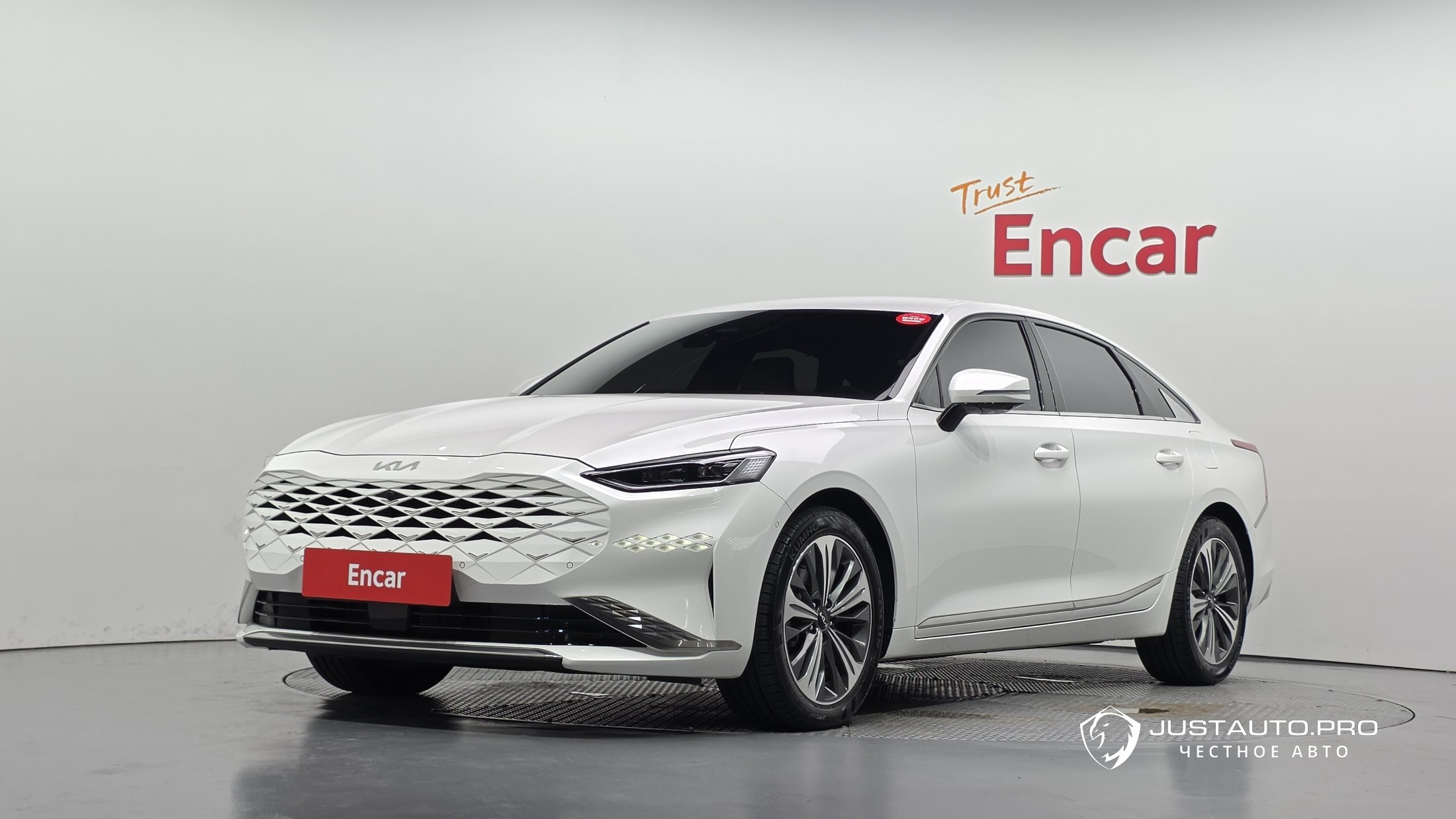 Автомобиль Kia K8