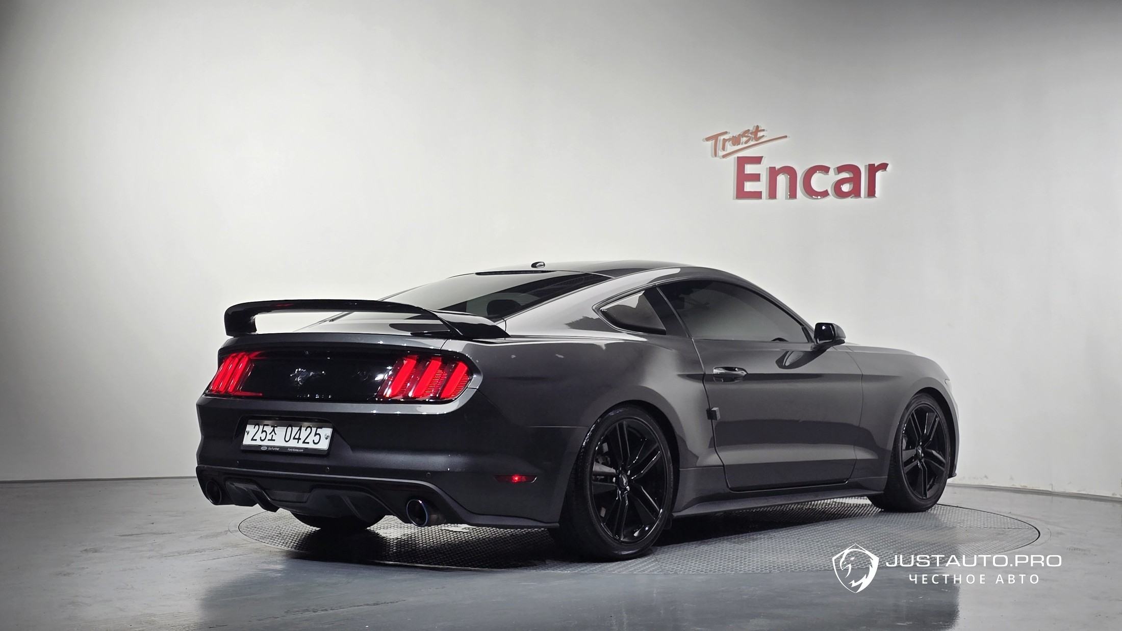 Автомобиль Ford Mustang
