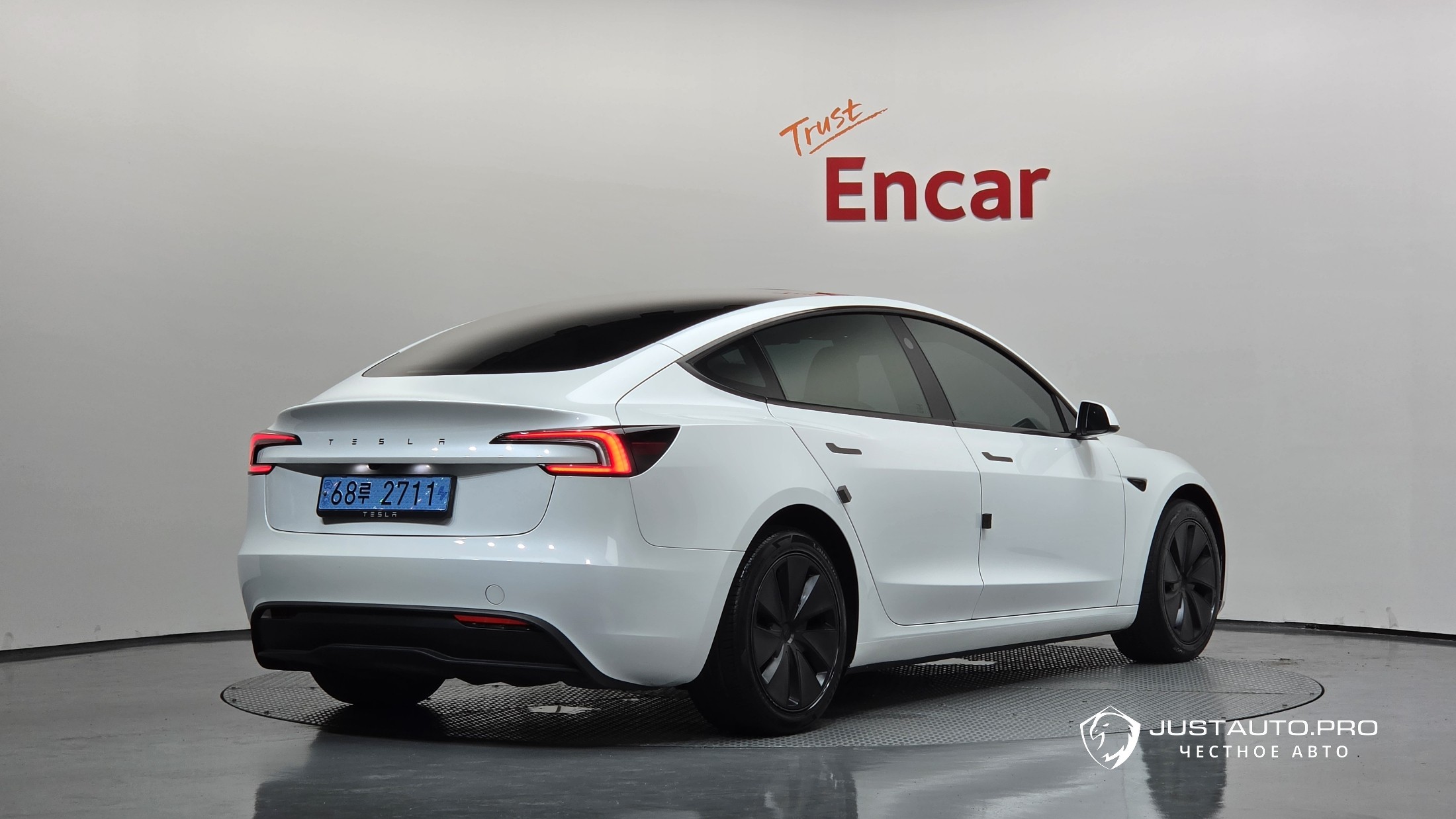 Автомобиль Tesla Model 3