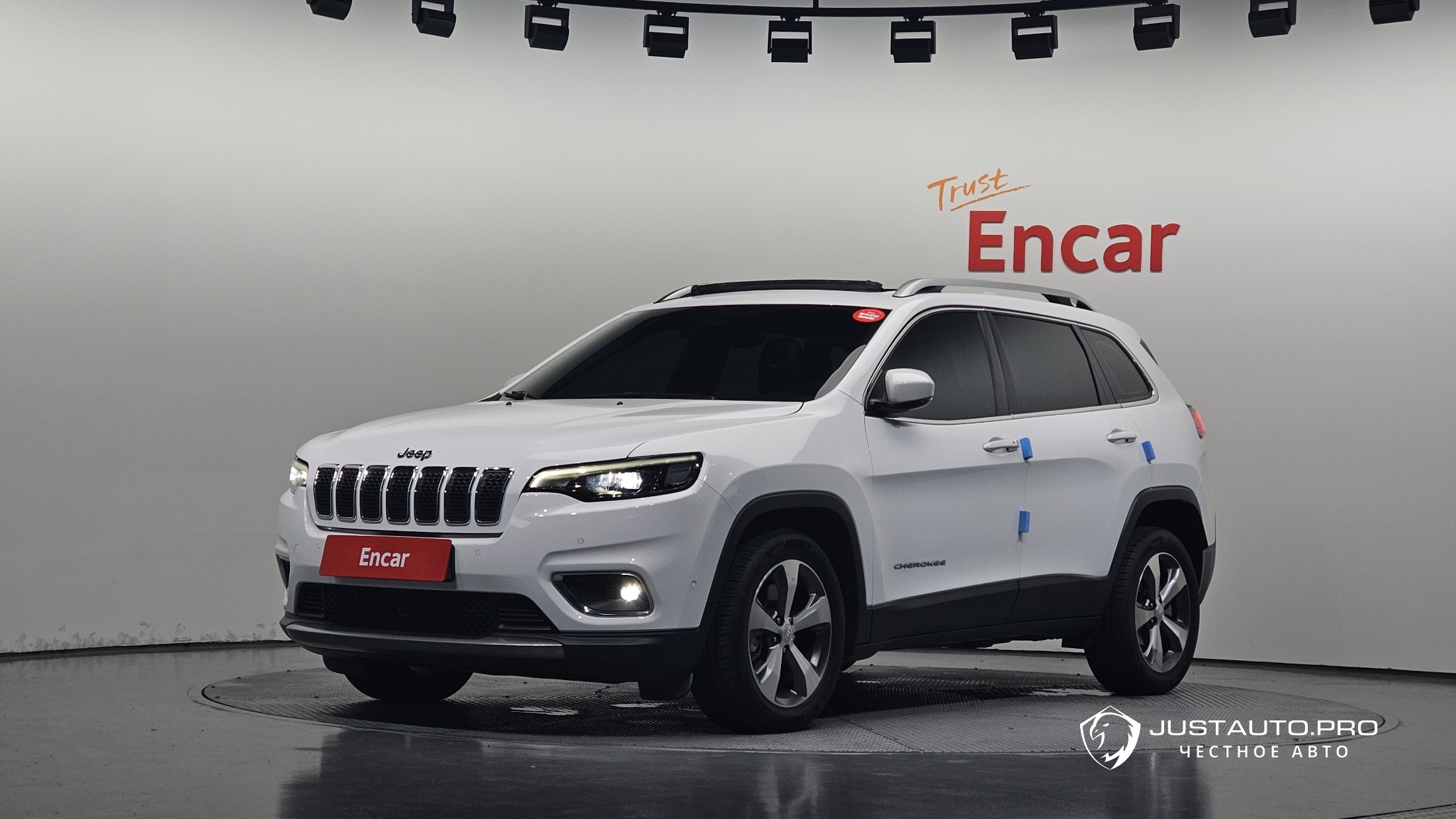 Автомобиль Jeep Cherokee