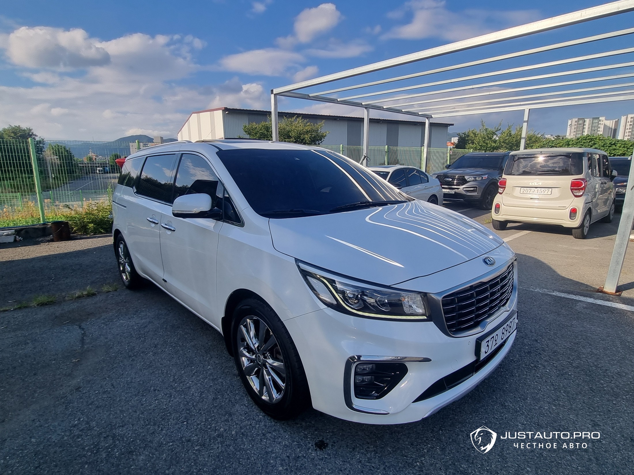 Автомобиль Kia Canival