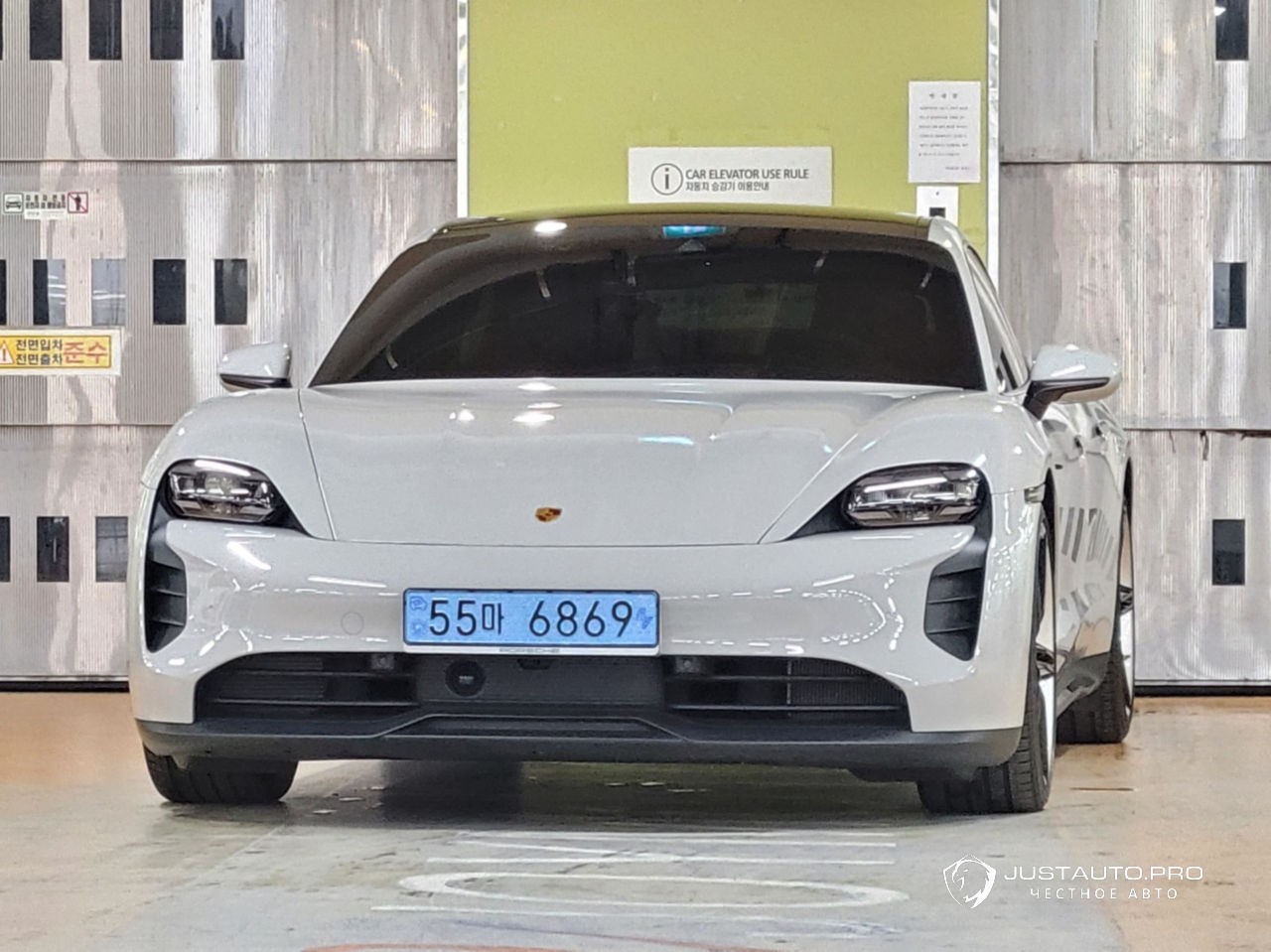 Автомобиль Porsche Taycan