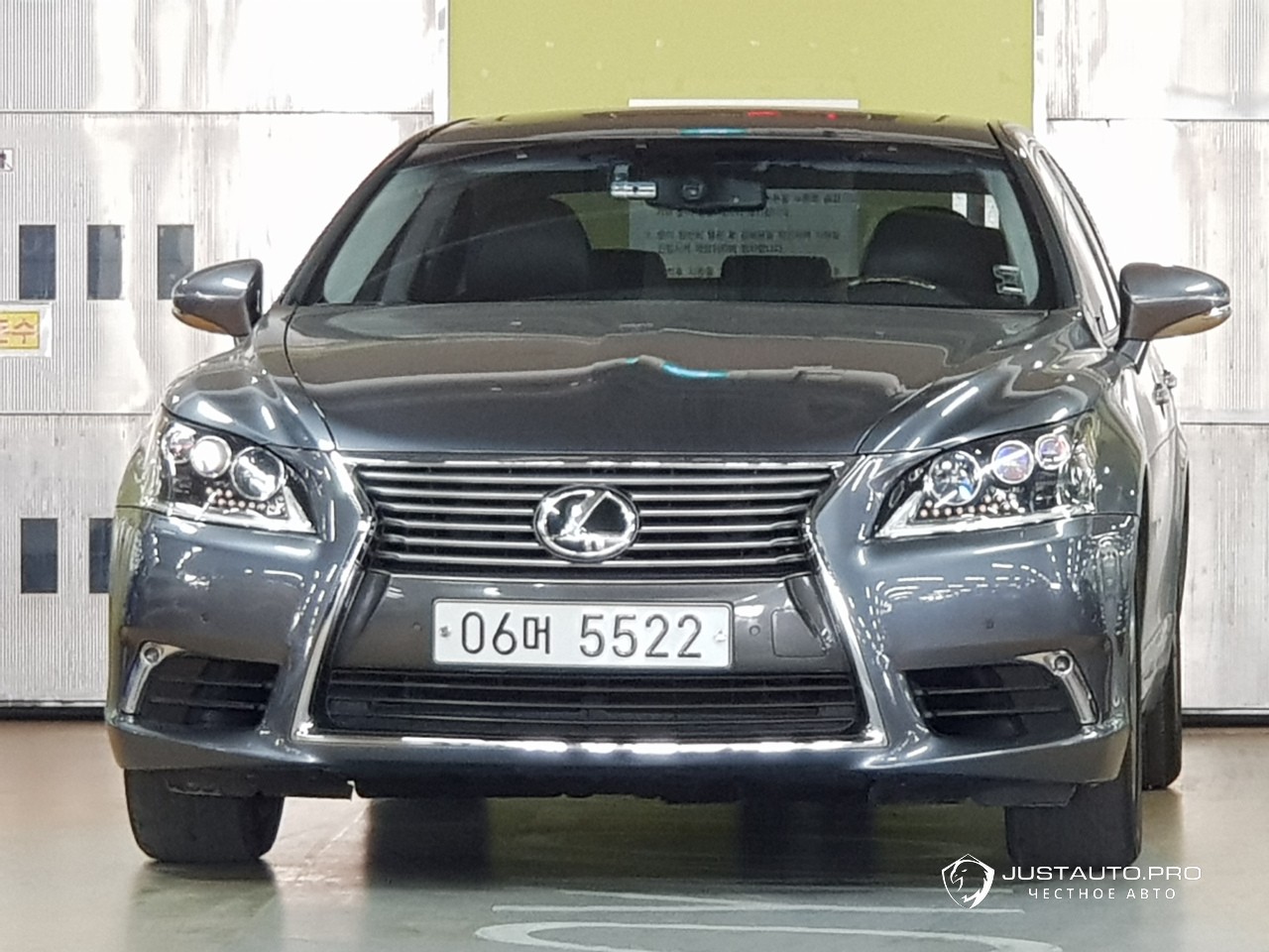 Автомобиль Lexus LS