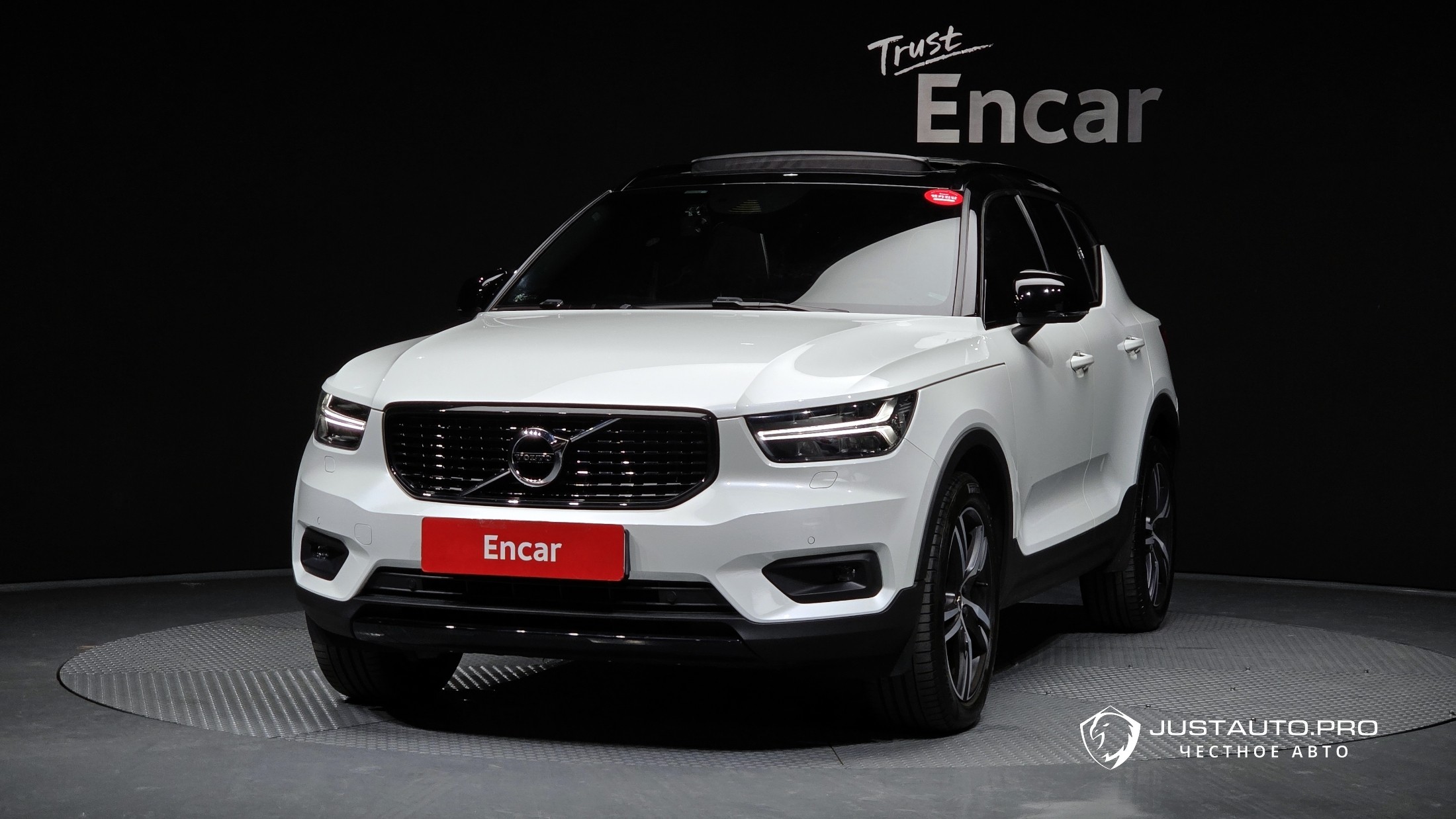 Автомобиль Volvo XC40