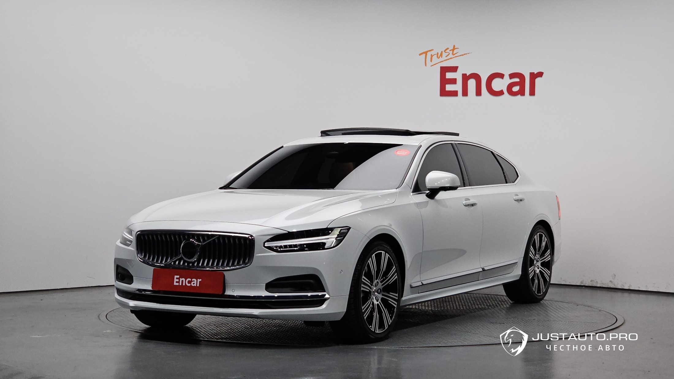 Автомобиль Volvo S90