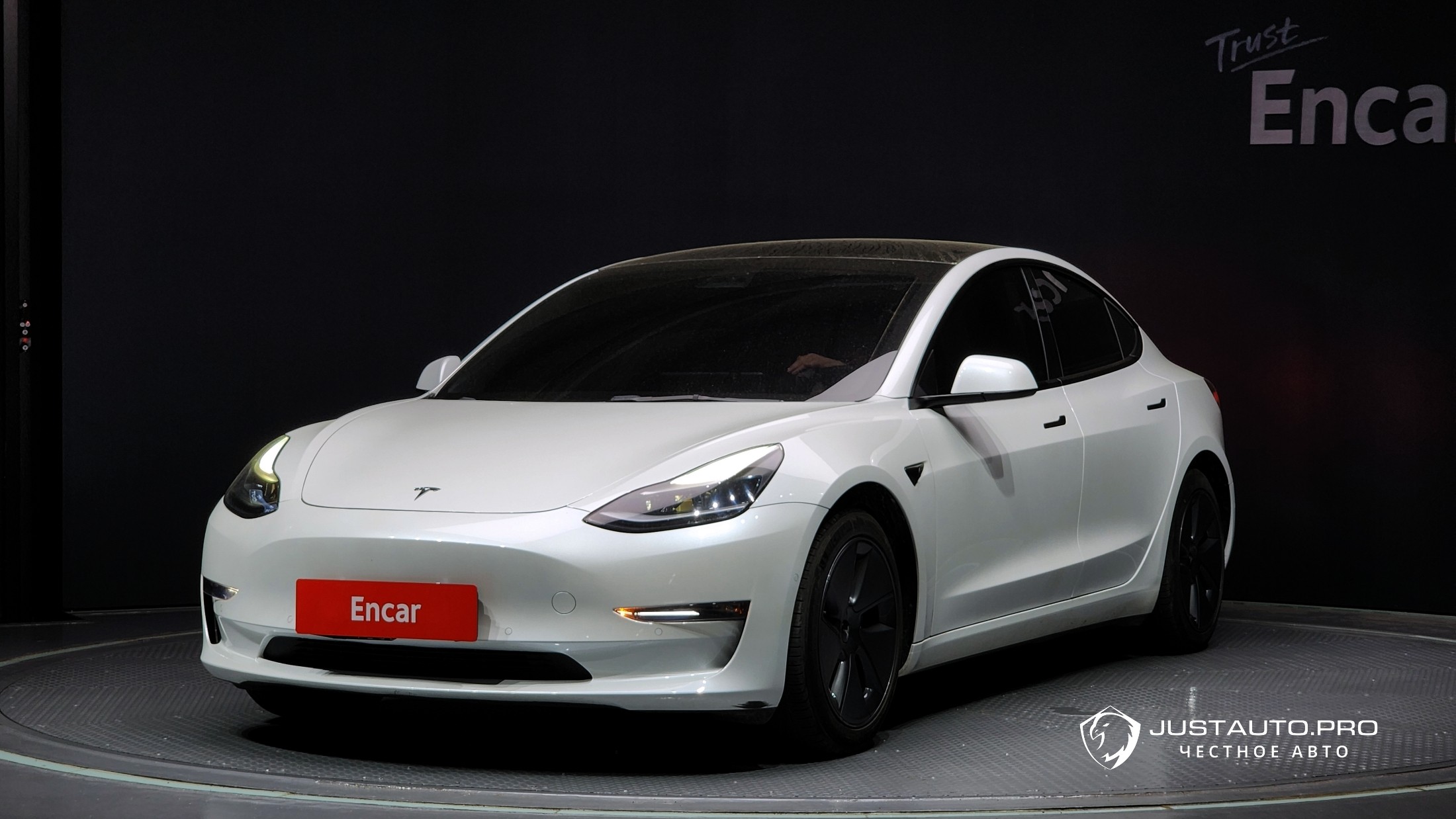 Автомобиль Tesla Model 3