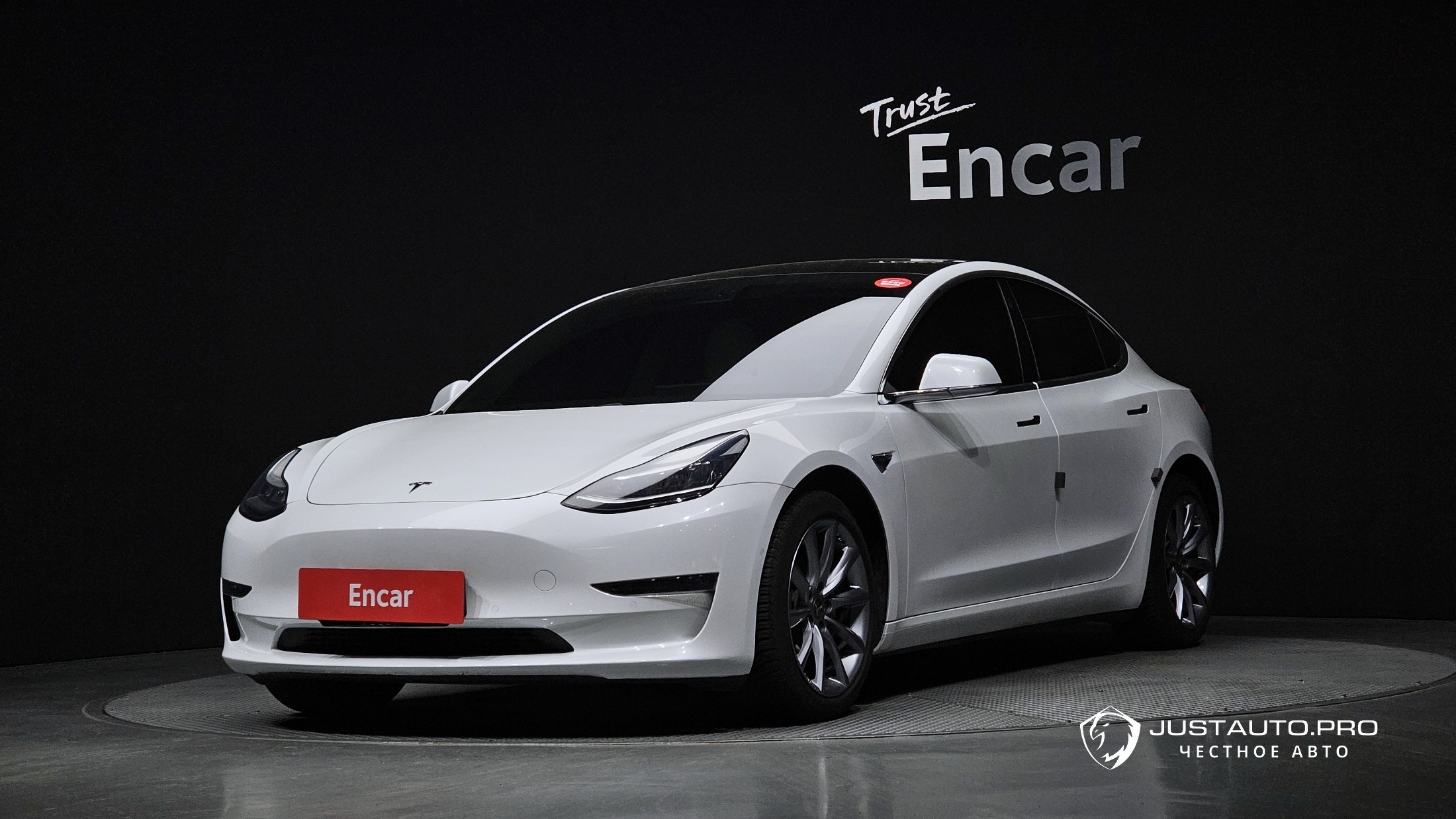 Автомобиль Tesla Model 3