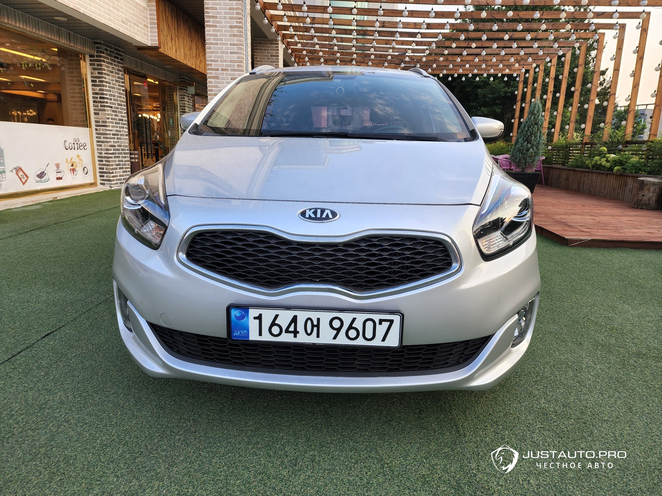 Автомобиль Kia Carens
