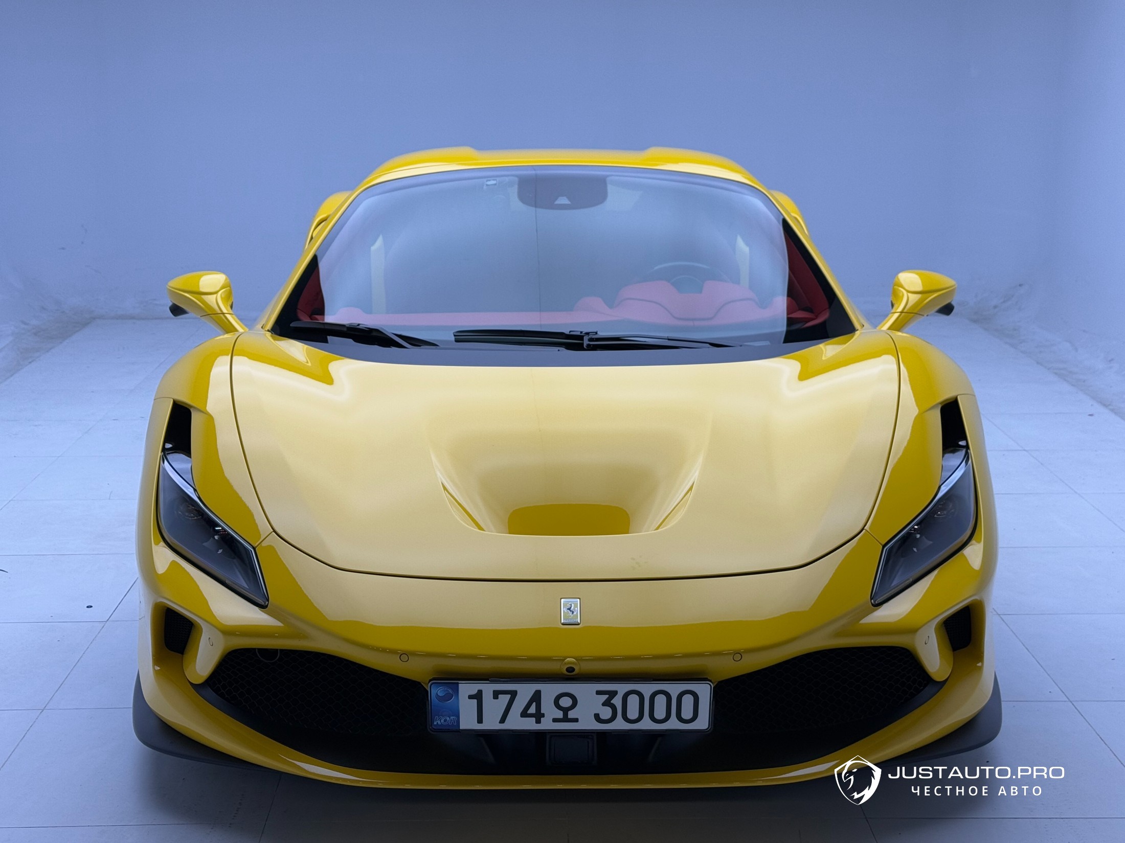 Автомобиль Ferrari F8