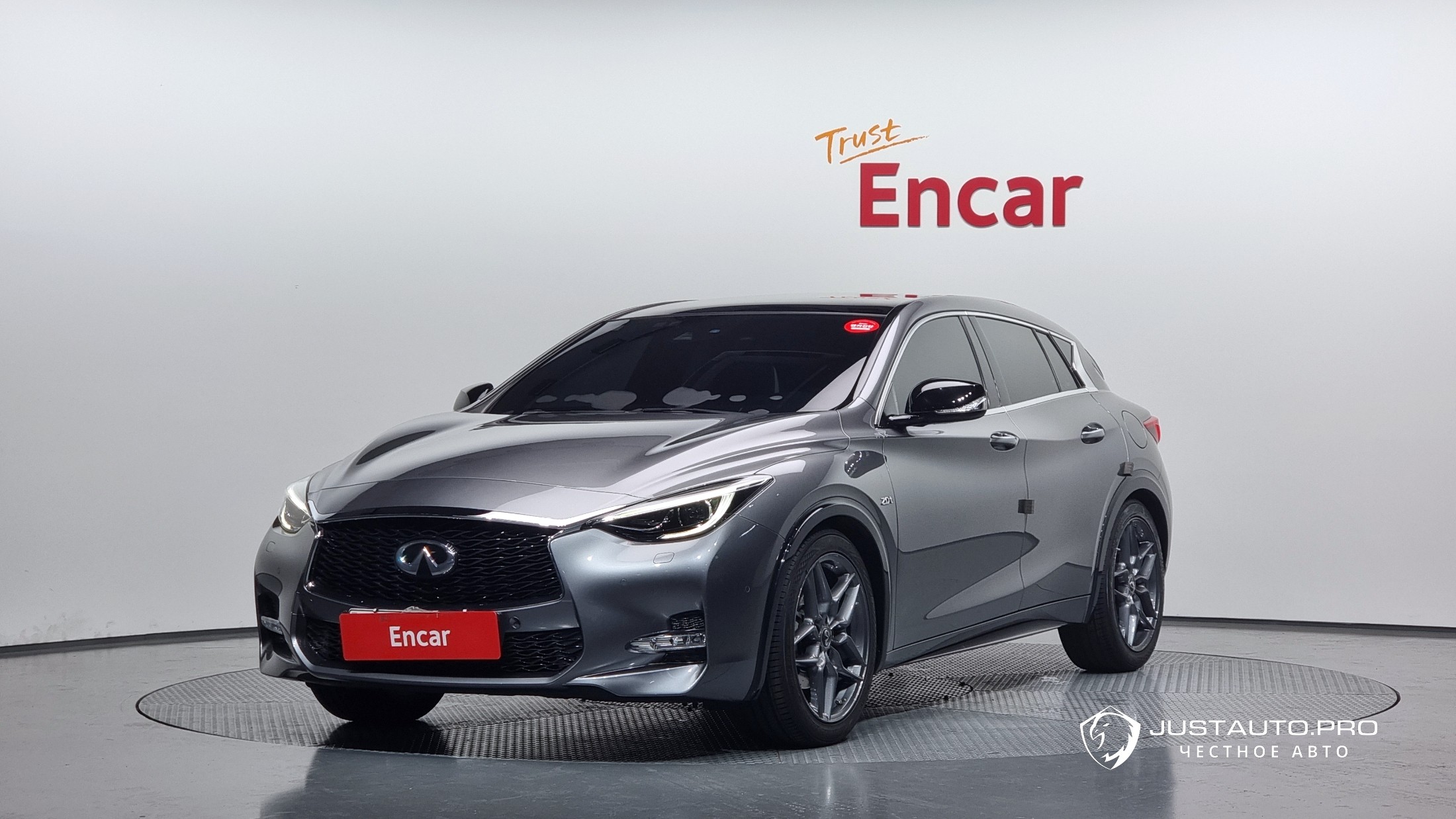 Автомобиль Infiniti Q30