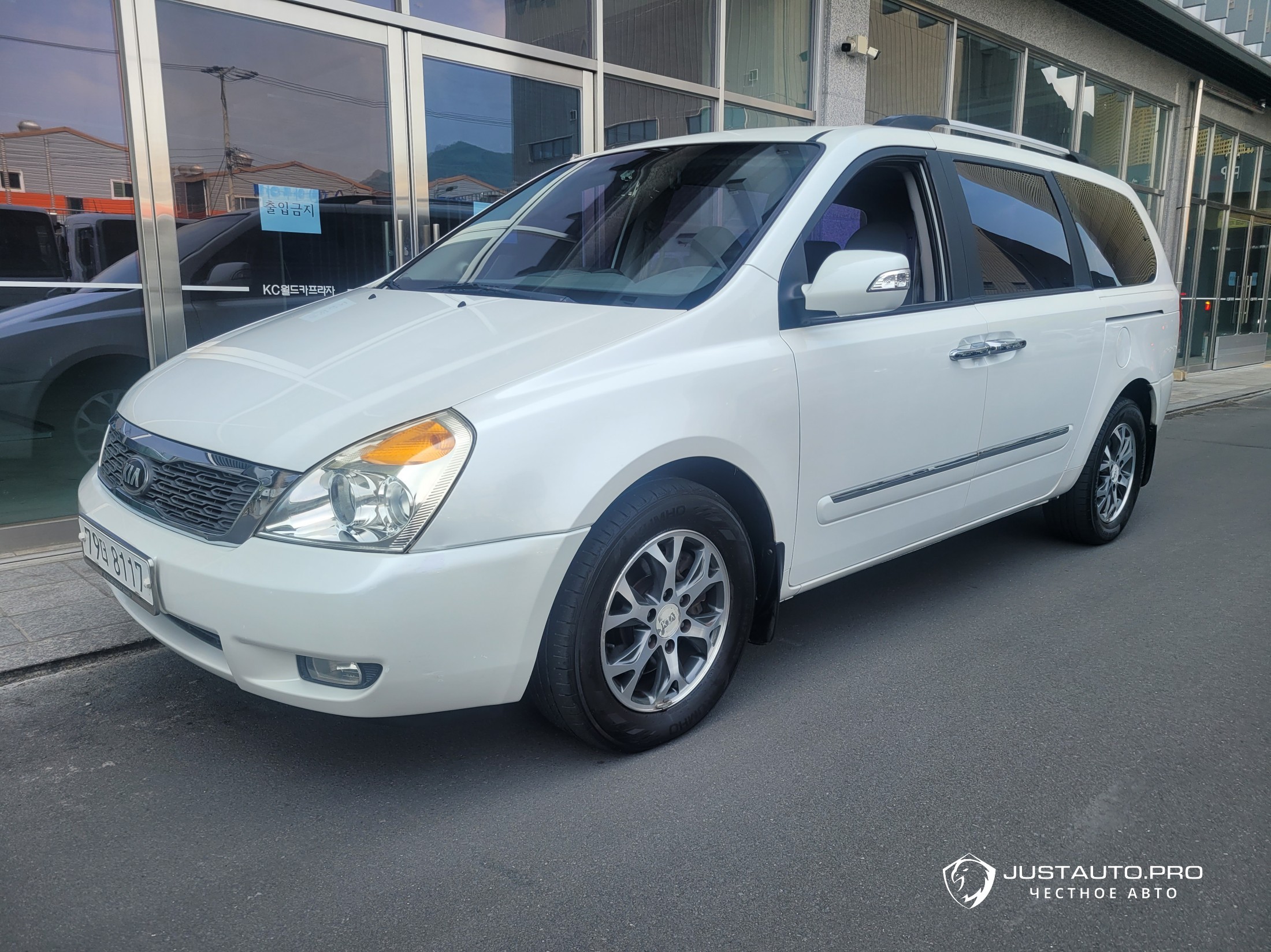 Автомобиль Kia Canival