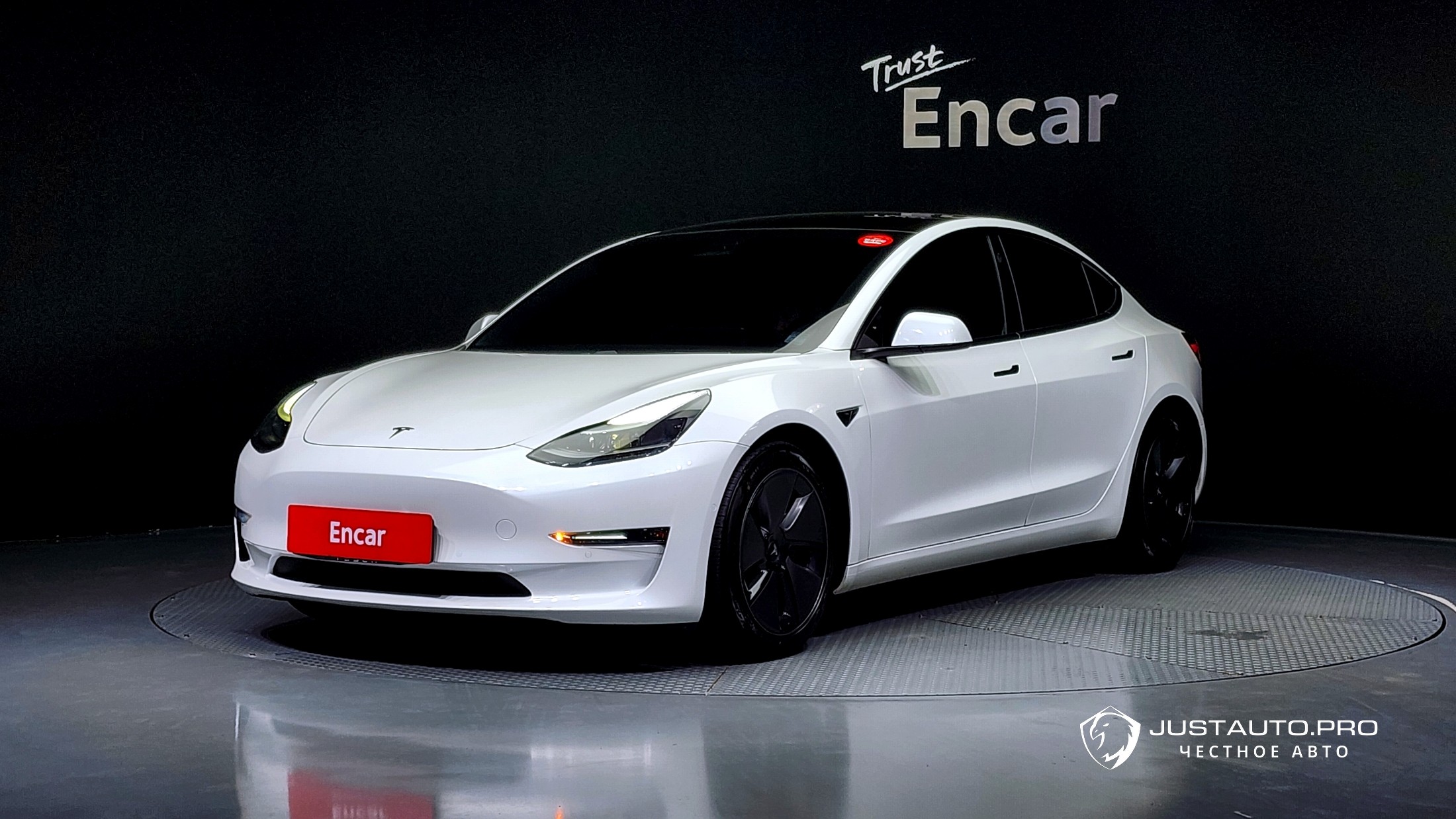 Автомобиль Tesla Model 3