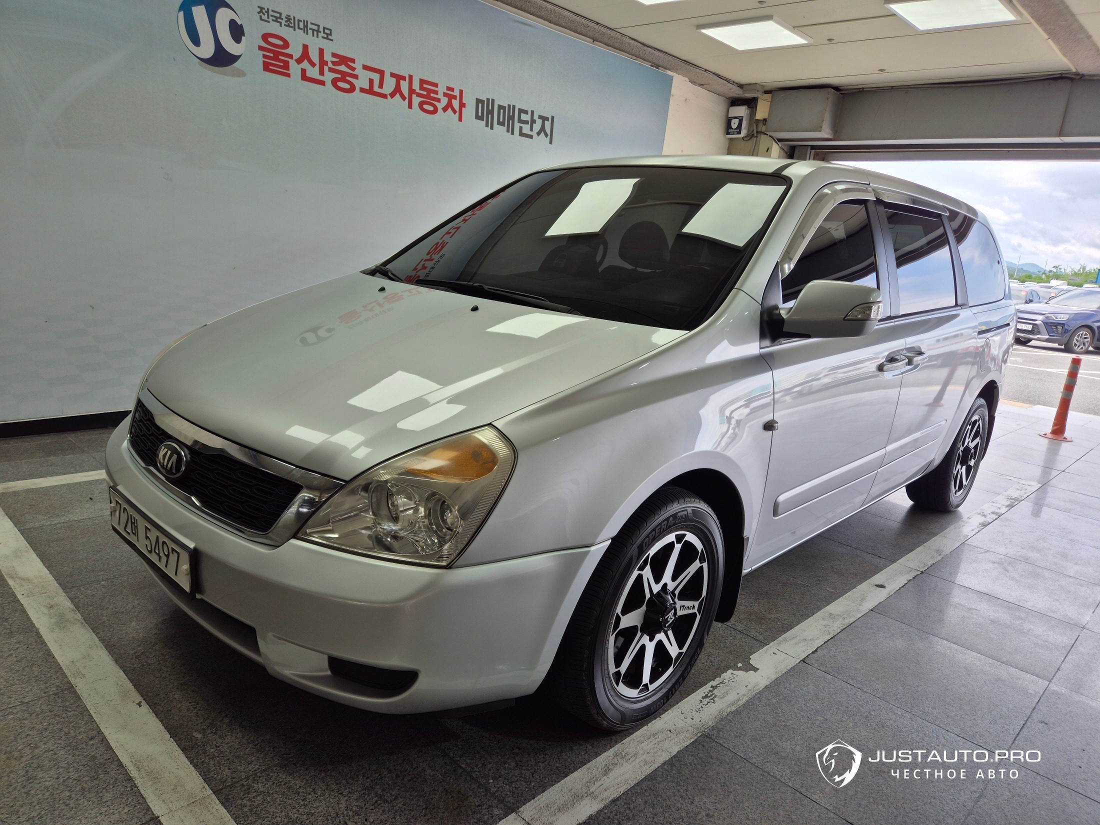 Автомобиль Kia Canival