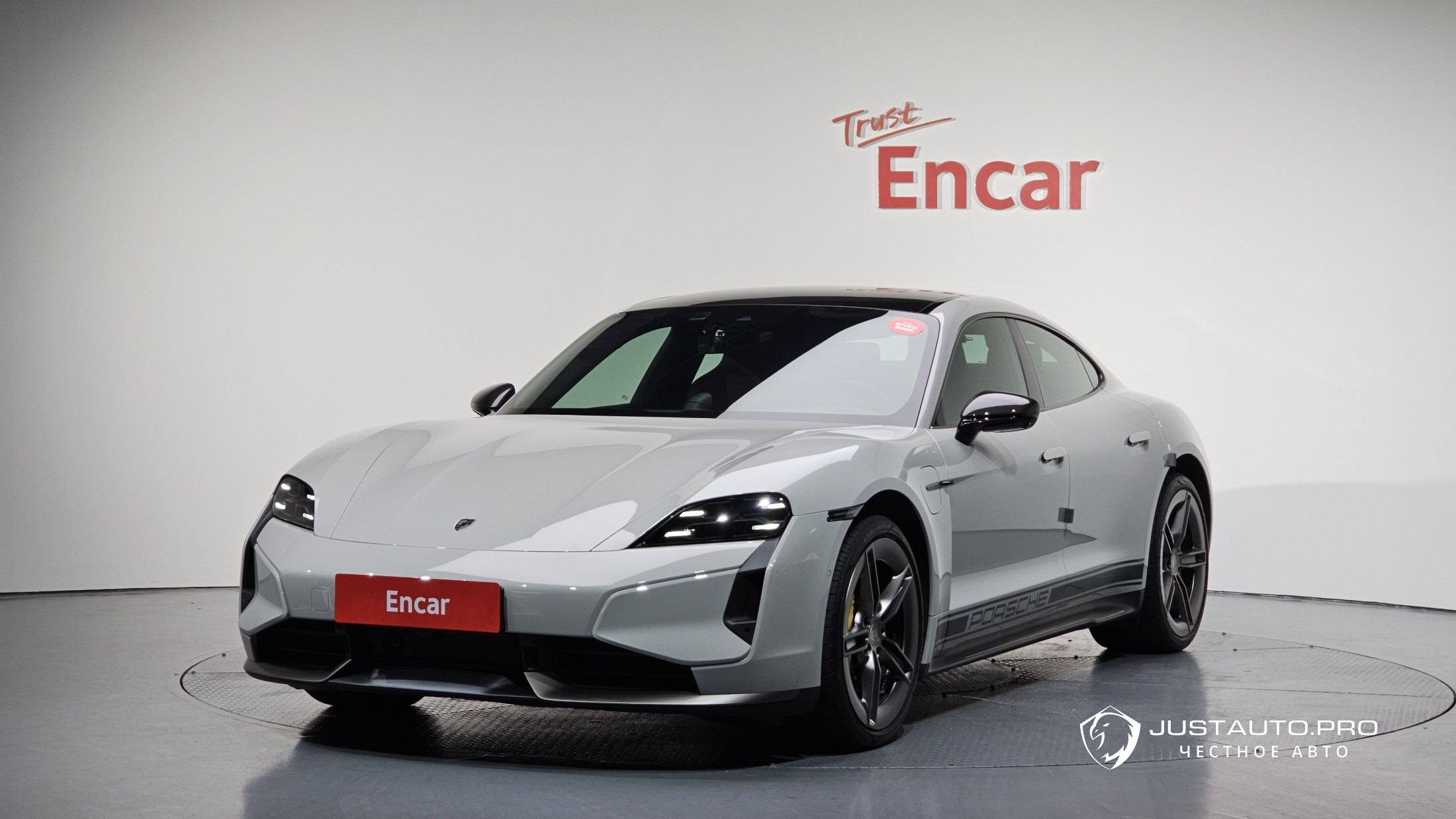 Автомобиль Porsche Taycan