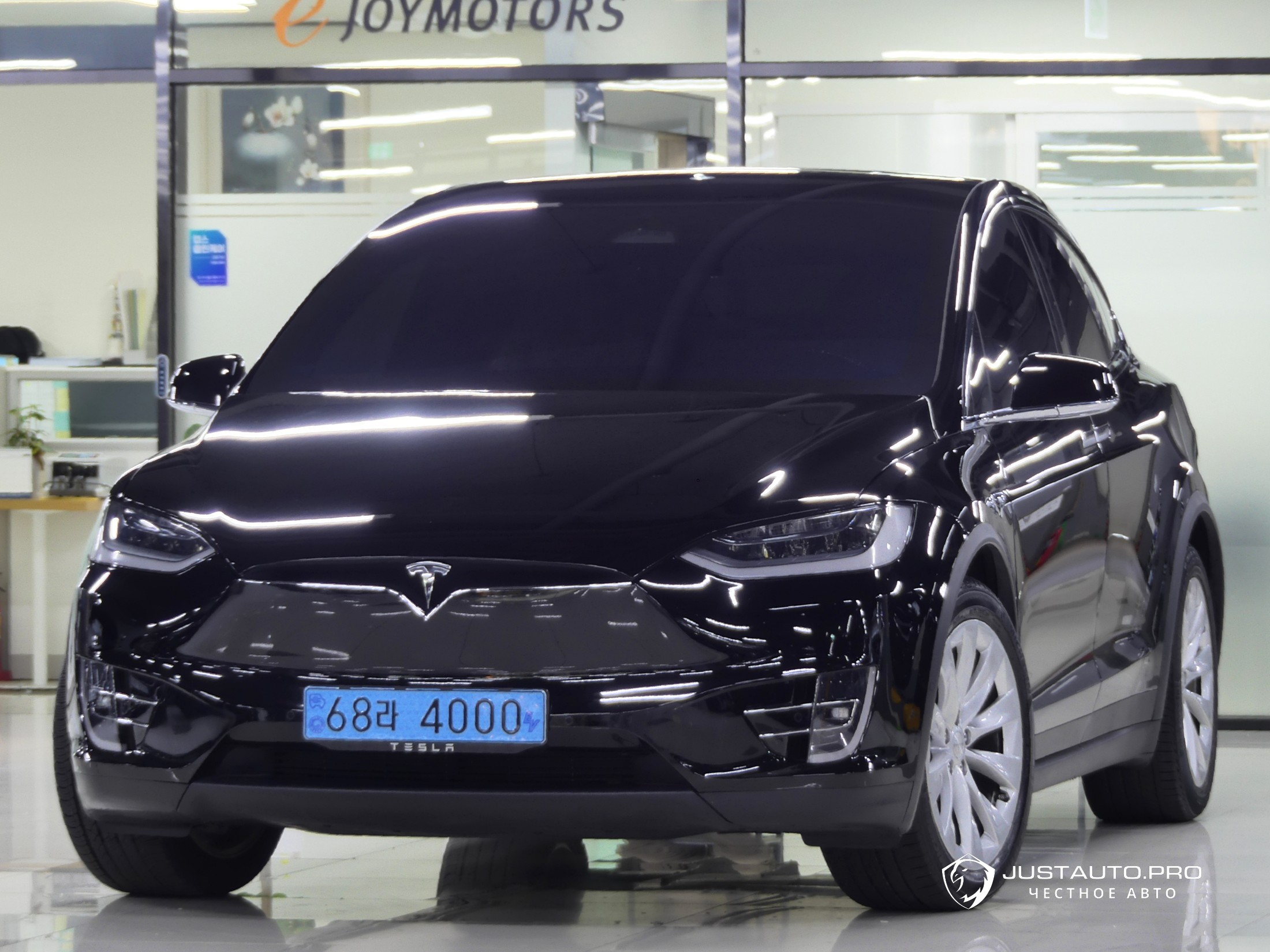 Автомобиль Tesla Model X