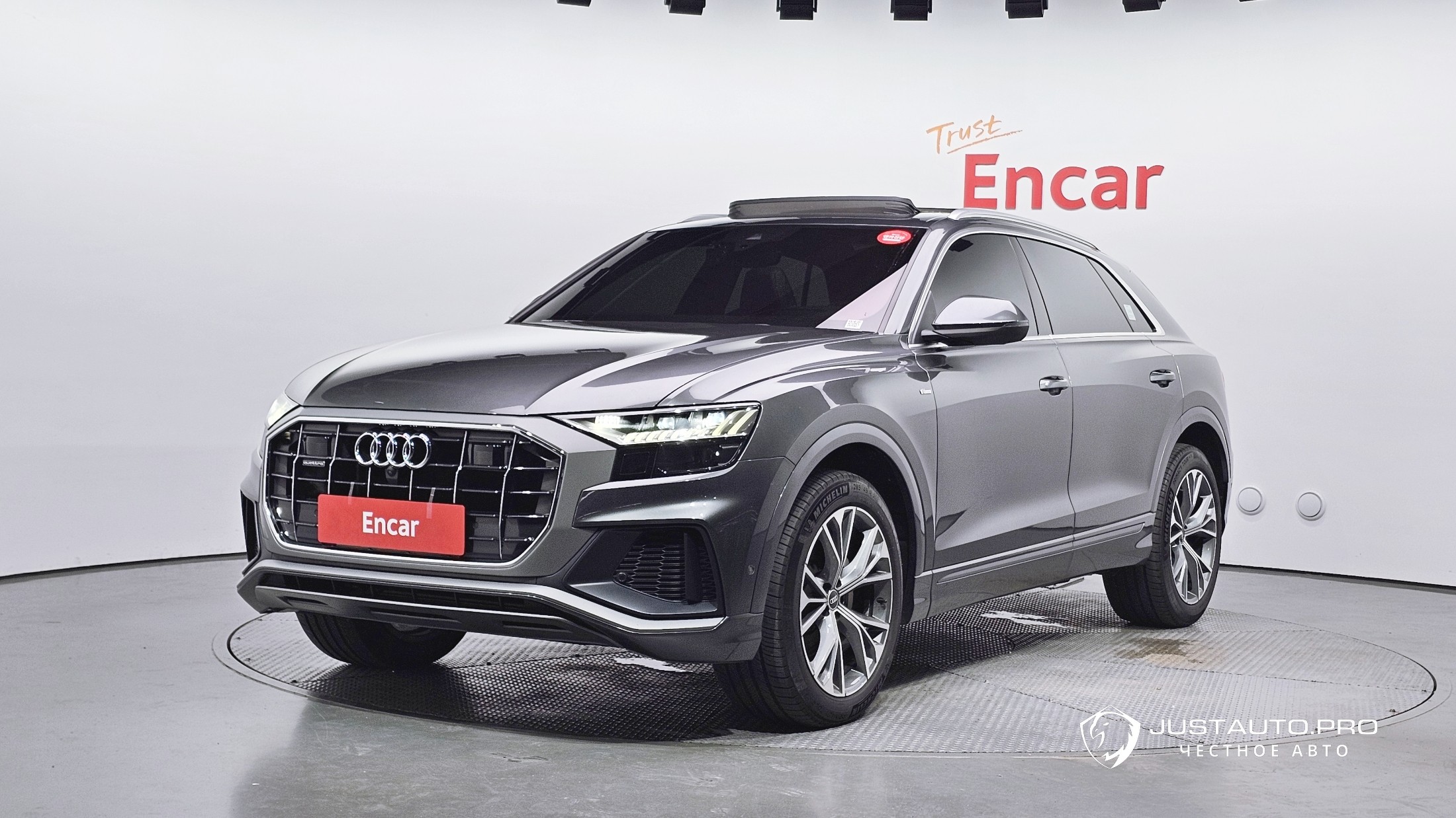 Автомобиль Audi Q8