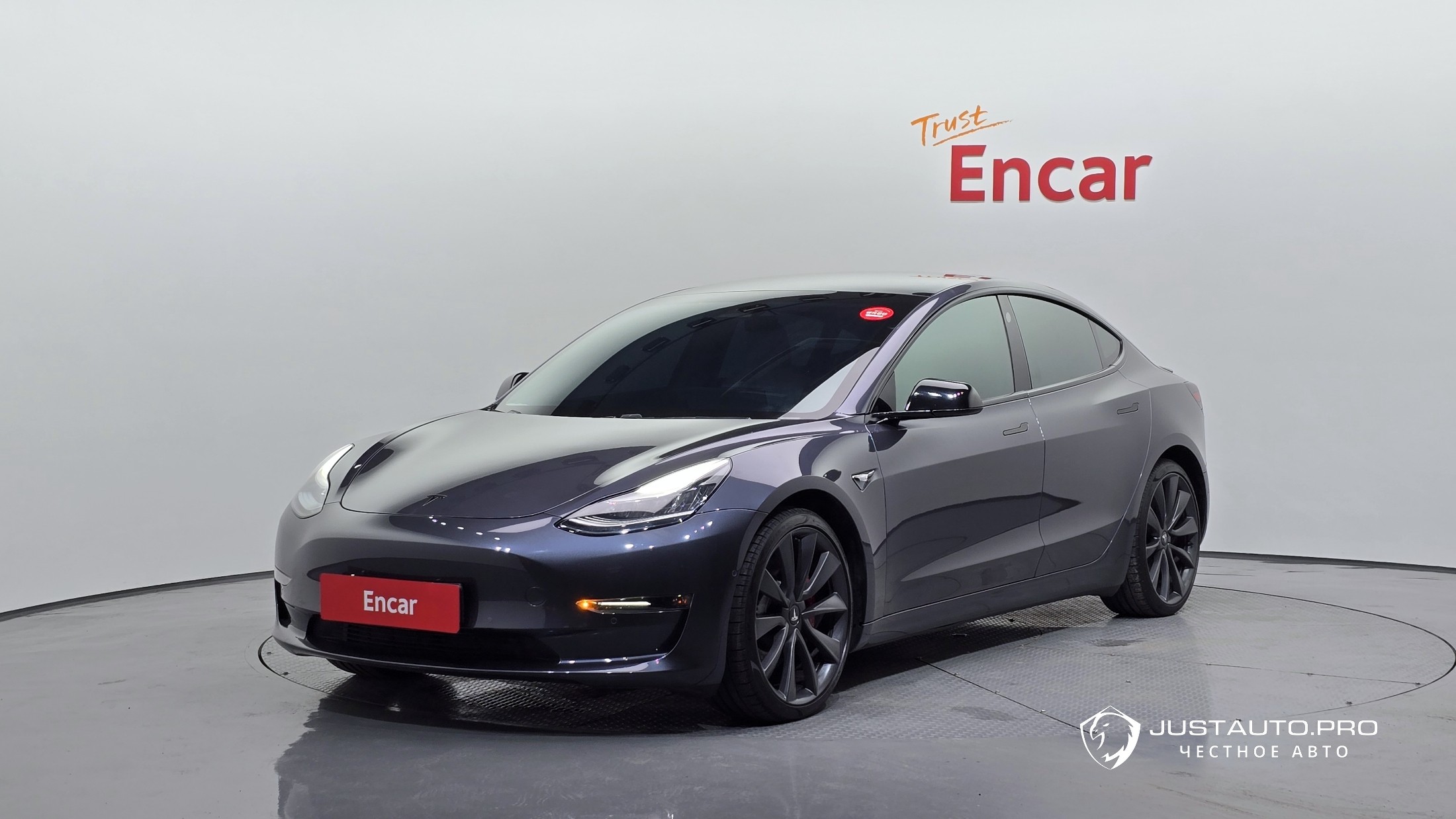 Автомобиль Tesla Model 3
