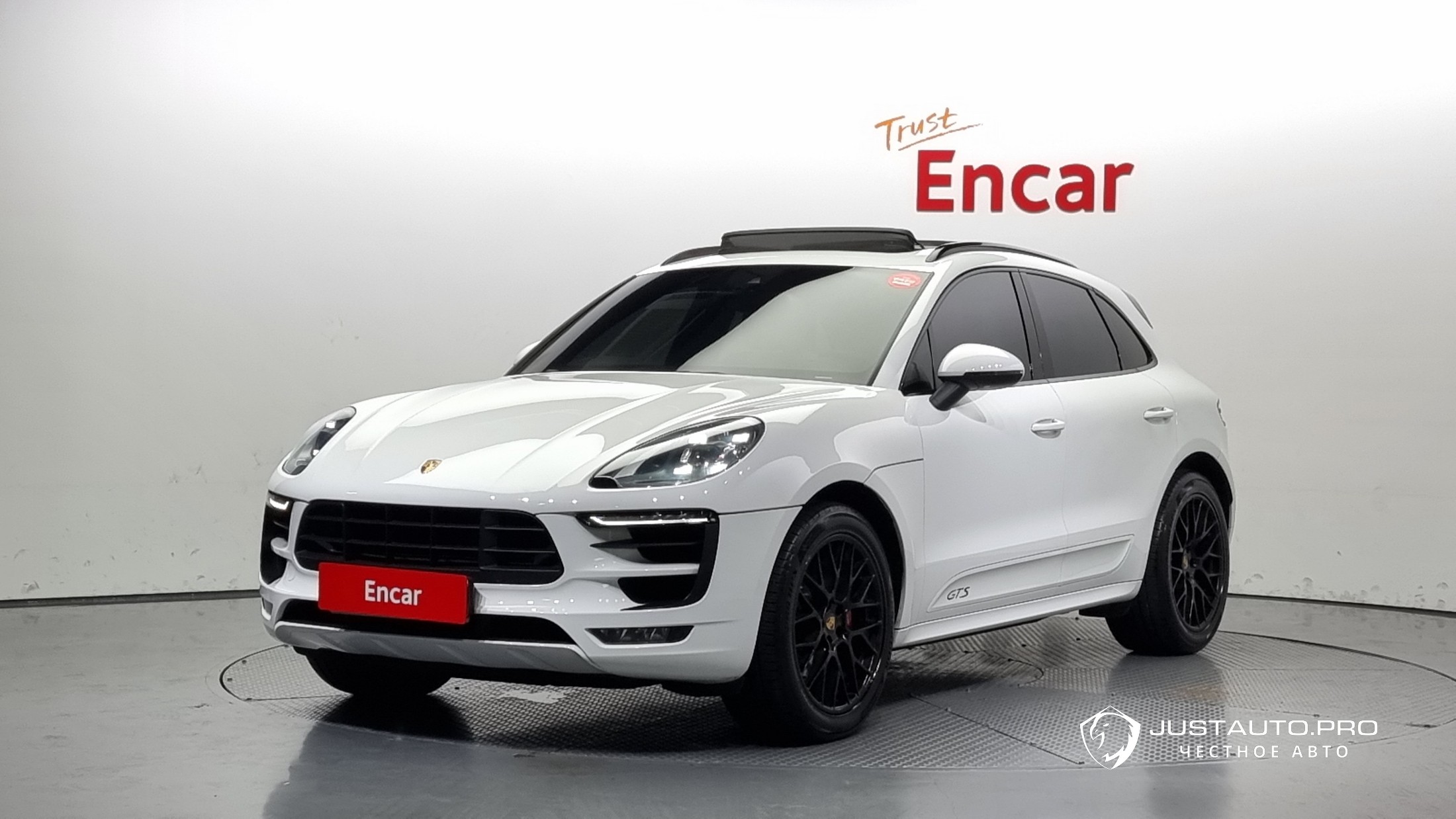 Автомобиль Porsche Macan