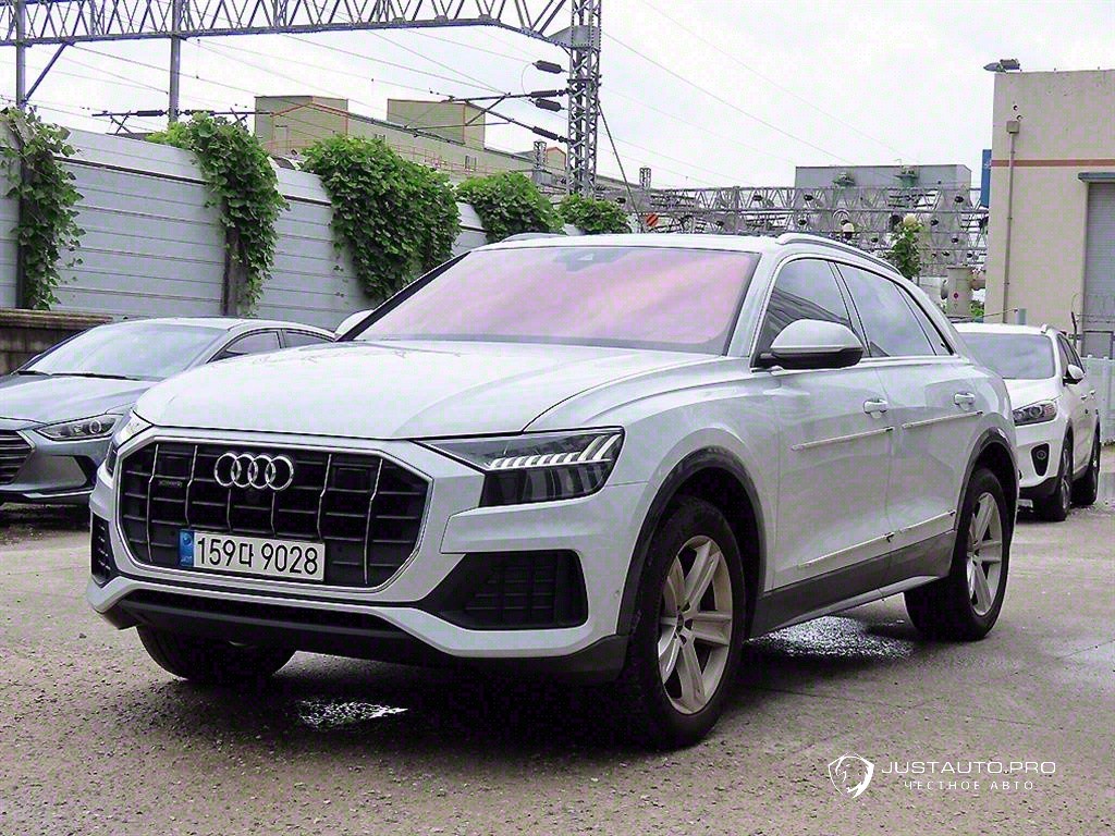 Автомобиль Audi Q8