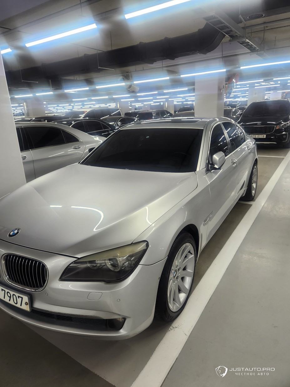 Автомобиль BMW 7-Series
