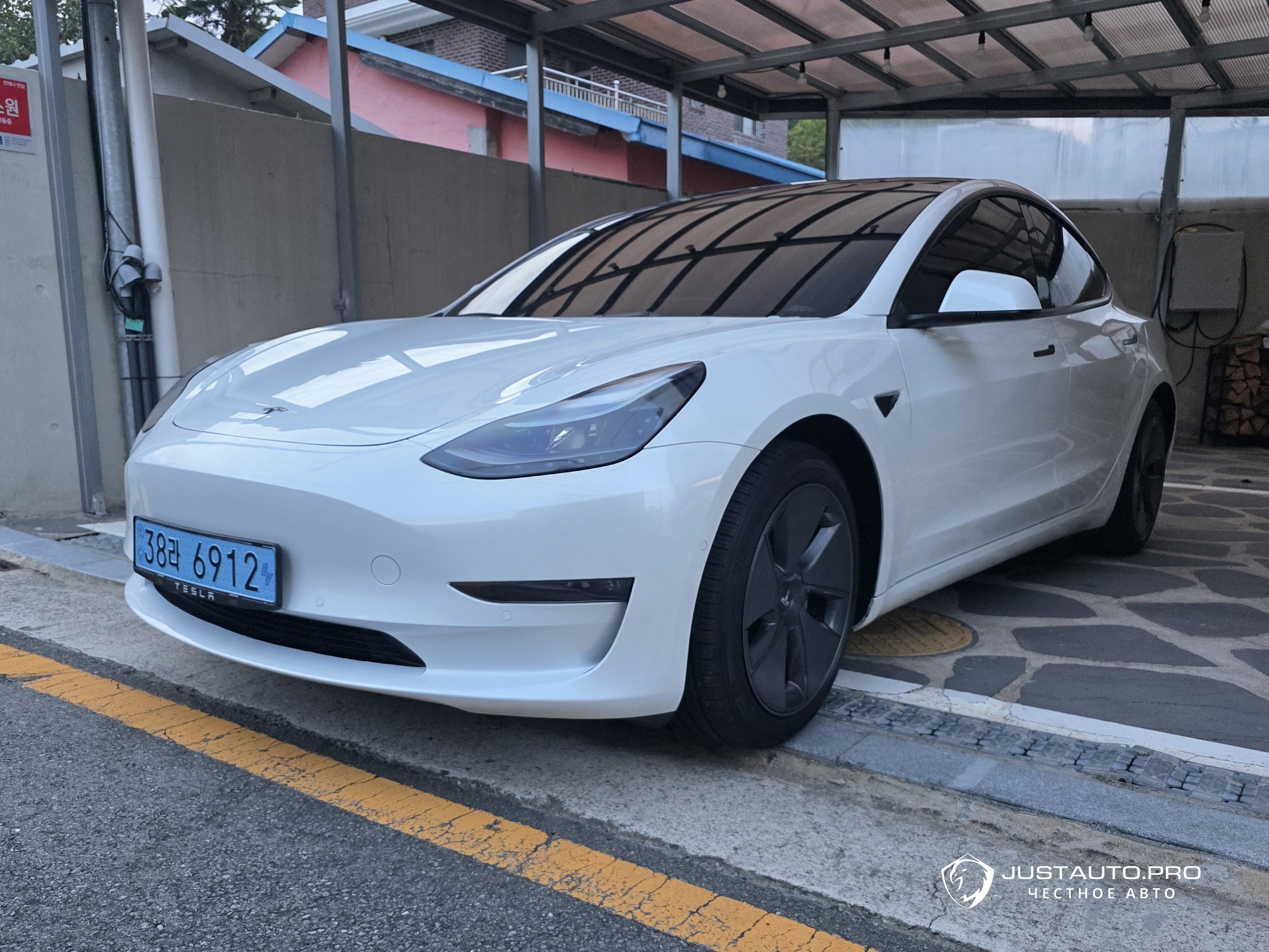 Автомобиль Tesla Model 3