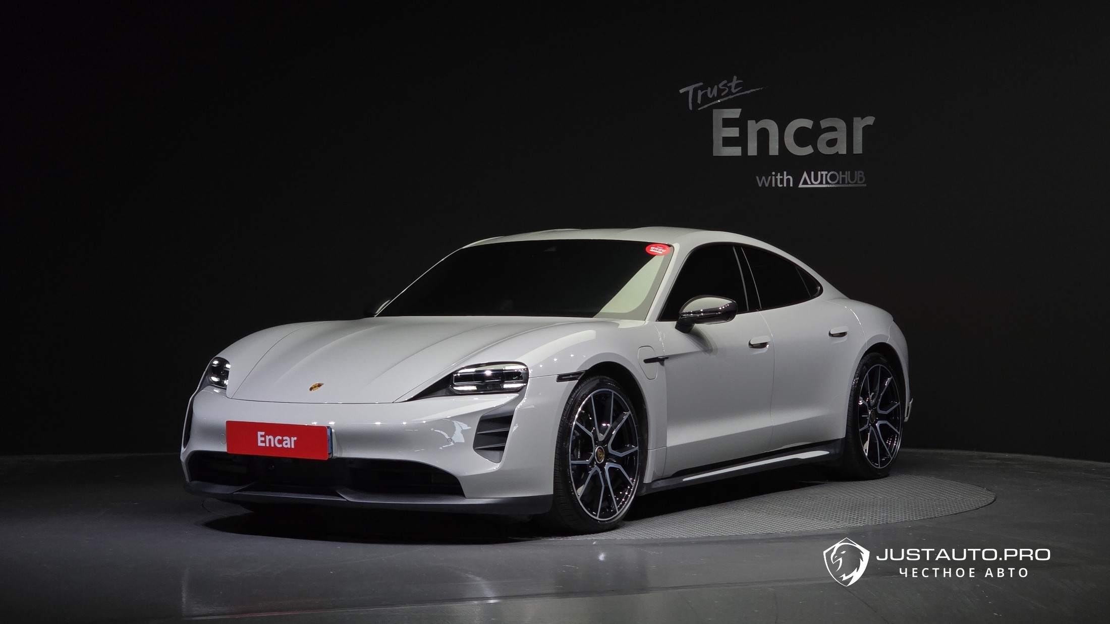 Автомобиль Porsche Taycan
