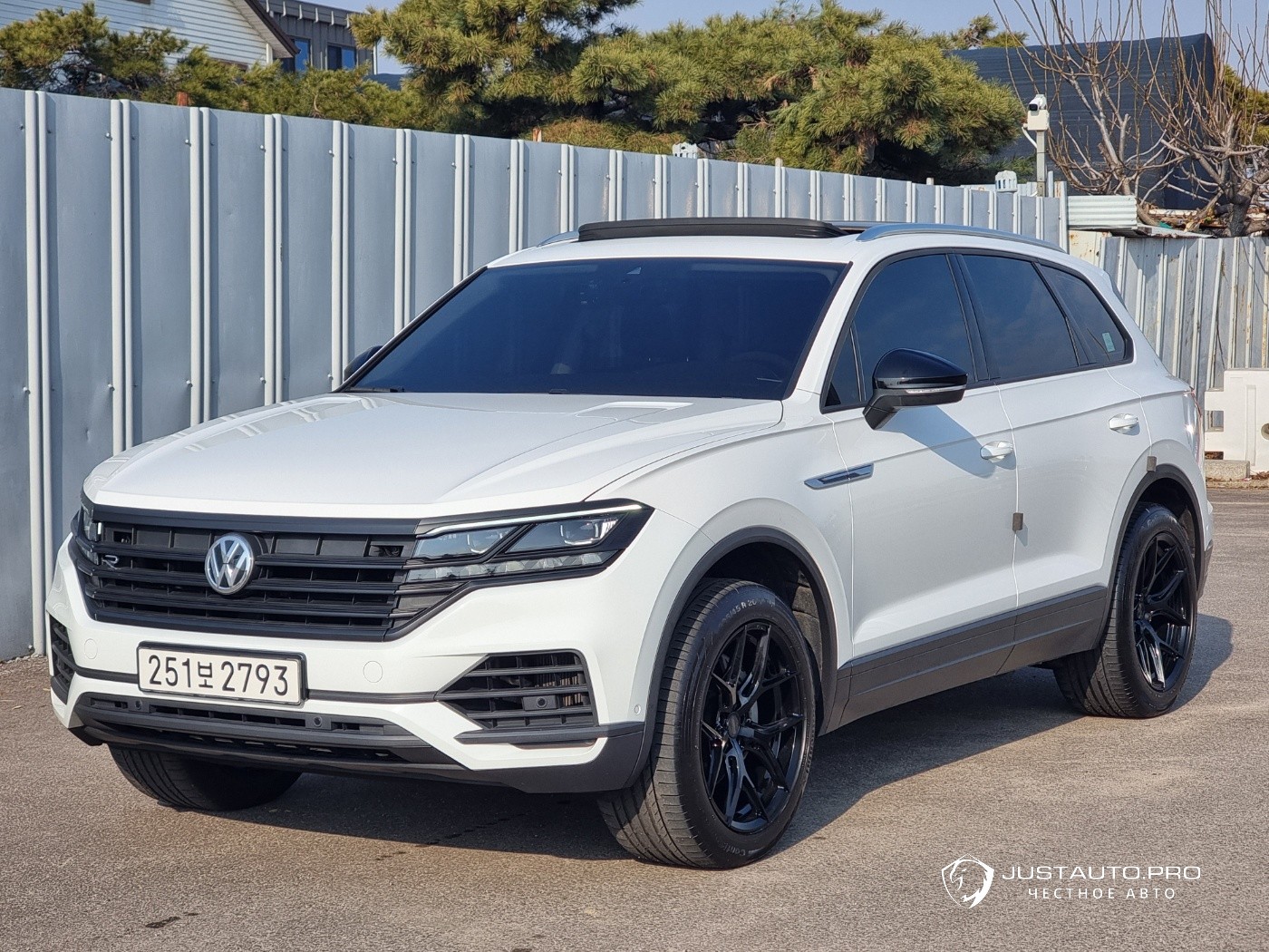 Автомобиль Volkswagen Touareg