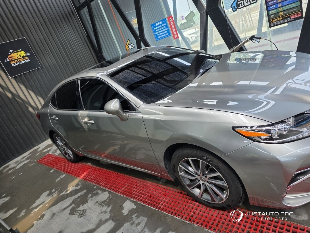 Автомобиль Lexus ES