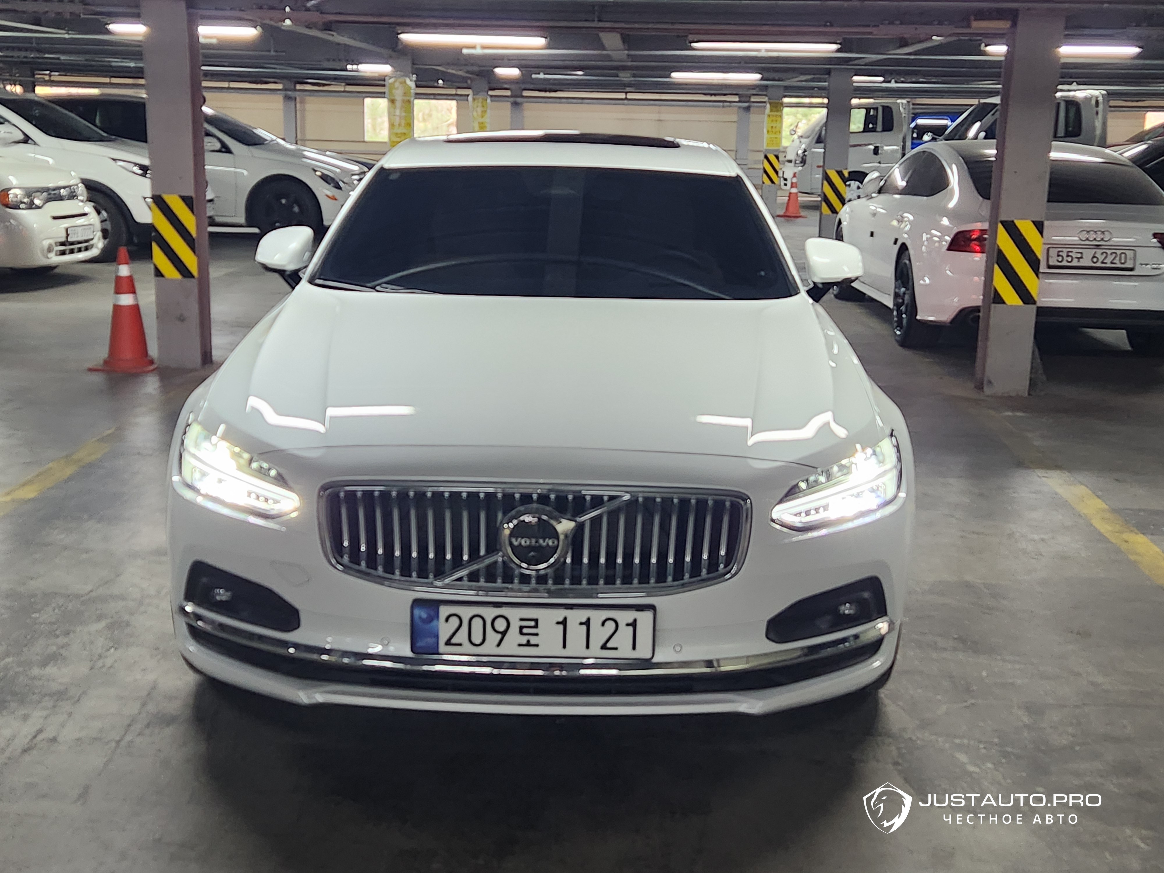 Автомобиль Volvo S90