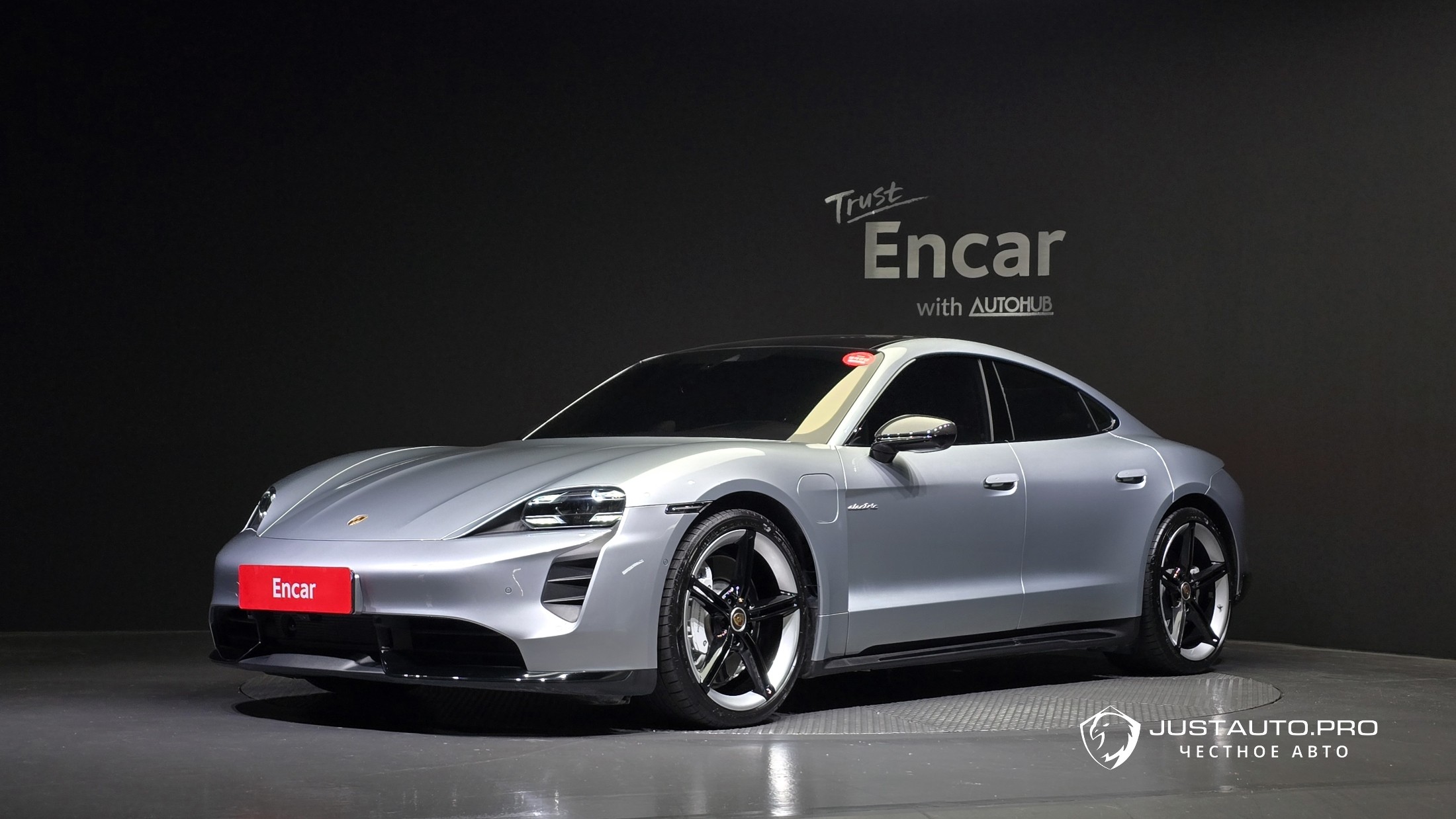 Автомобиль Porsche Taycan