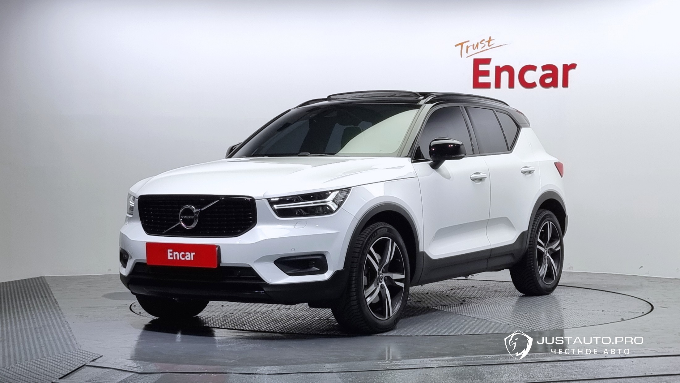 Автомобиль Volvo XC40