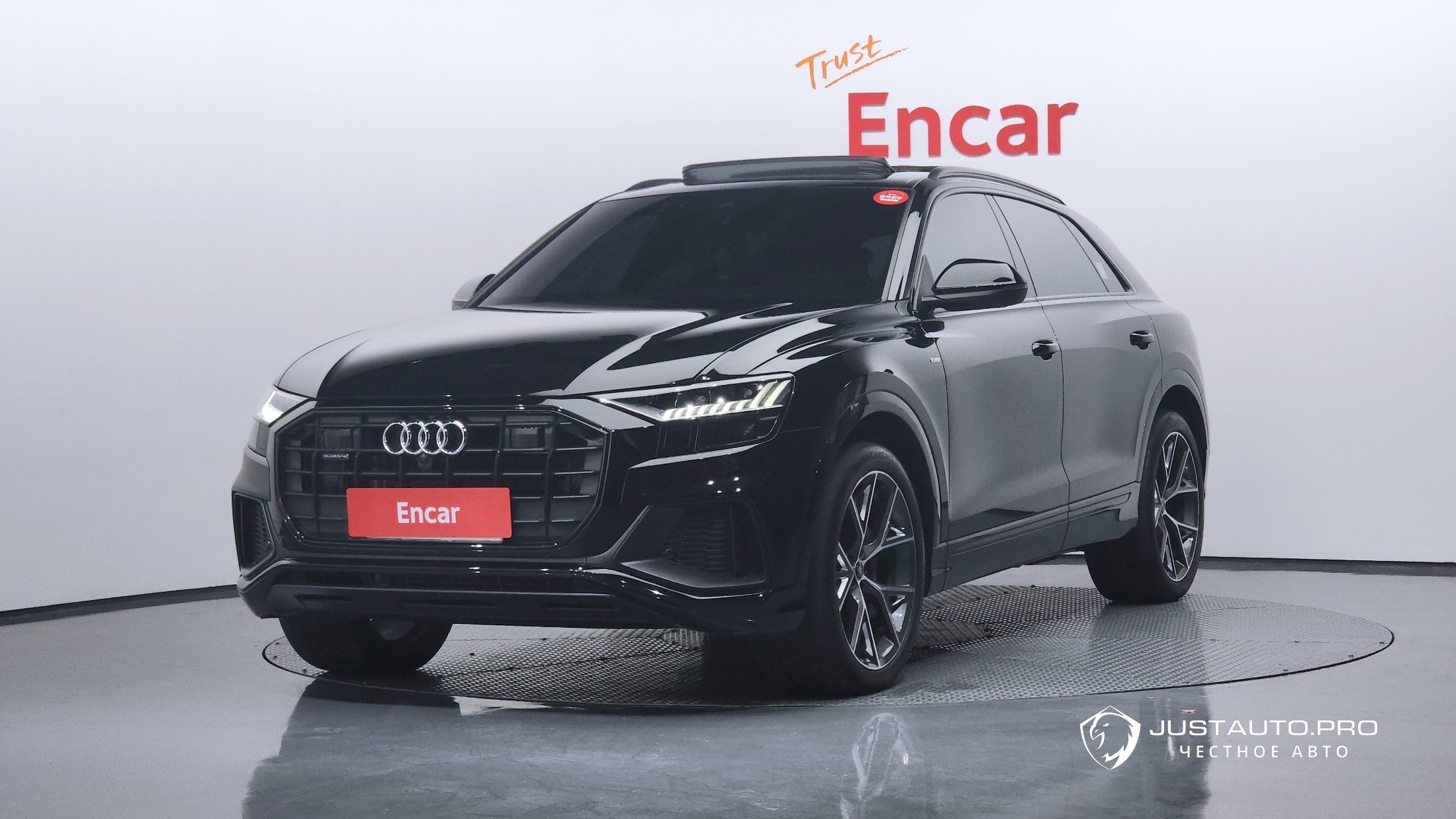 Автомобиль Audi Q8