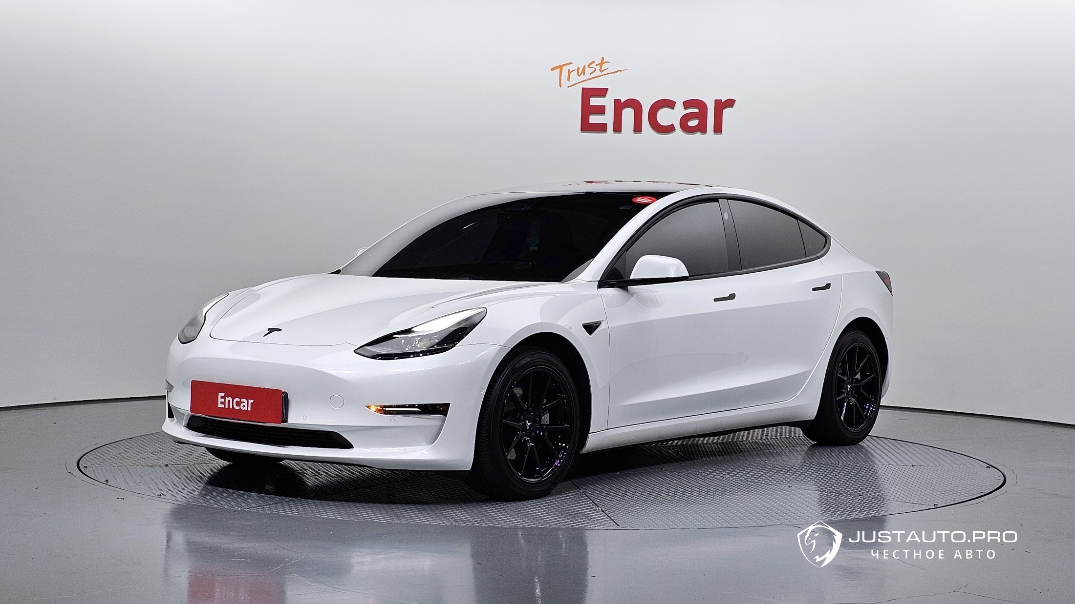 Автомобиль Tesla Model 3