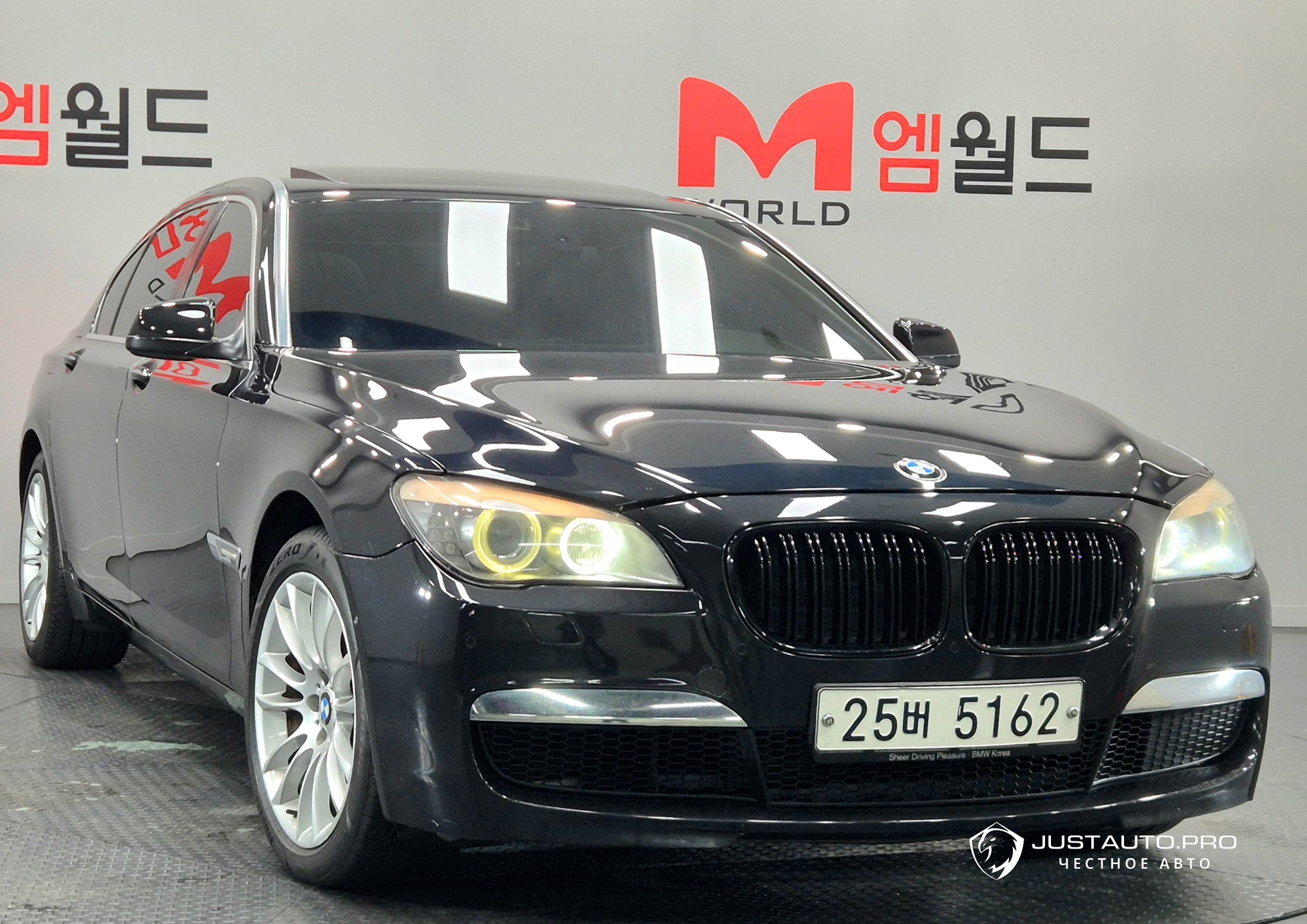 Автомобиль BMW 7-Series