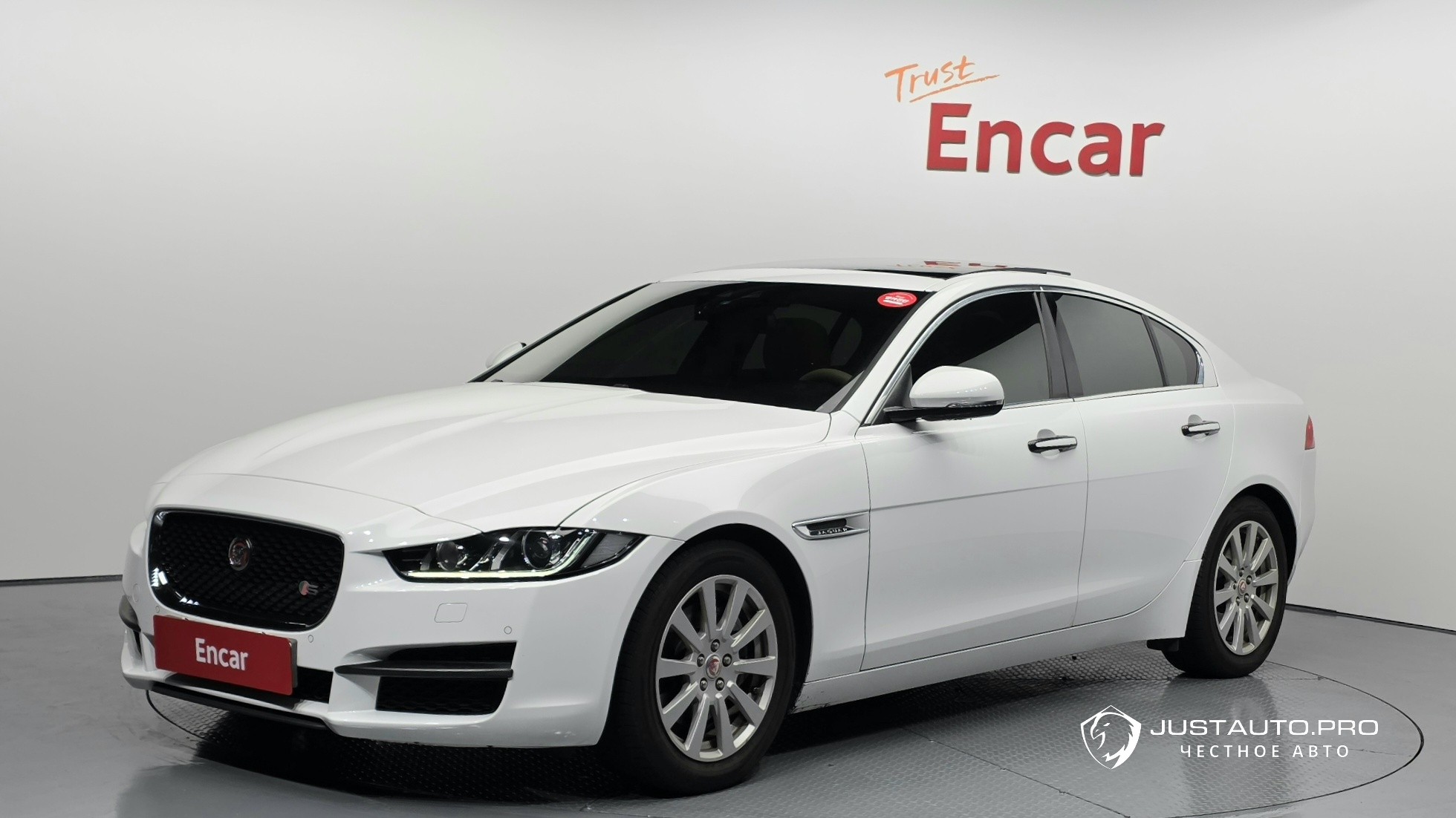 Автомобиль Jaguar XE