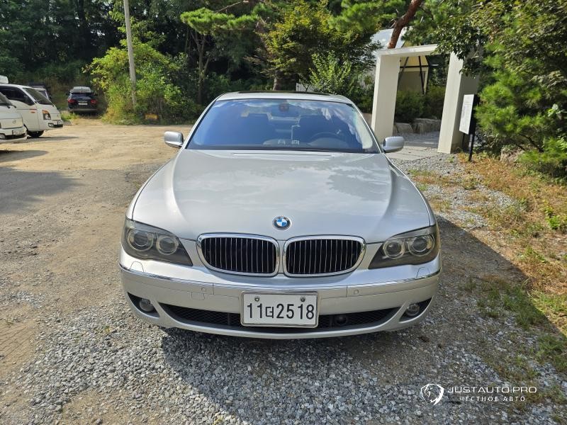 Автомобиль BMW 7-Series