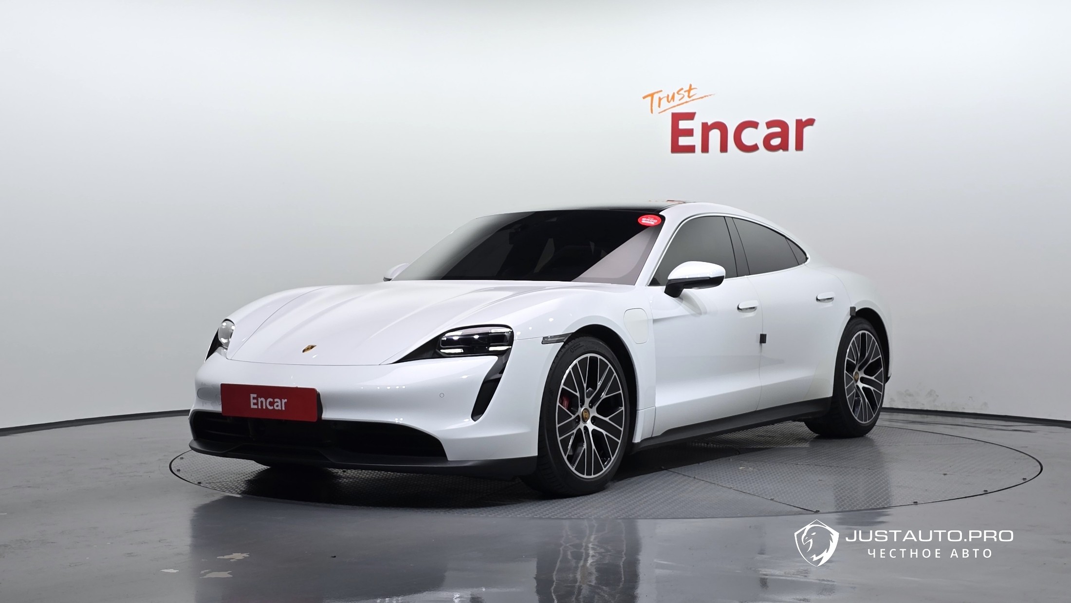 Автомобиль Porsche Taycan