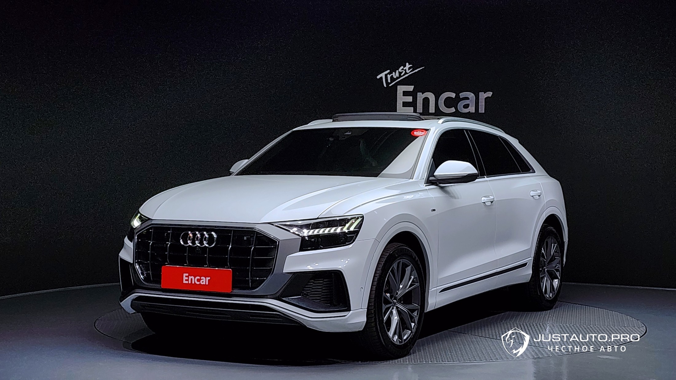 Автомобиль Audi Q8