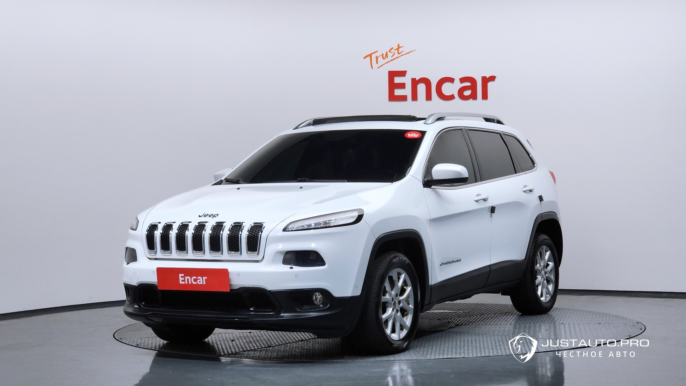 Автомобиль Jeep Cherokee